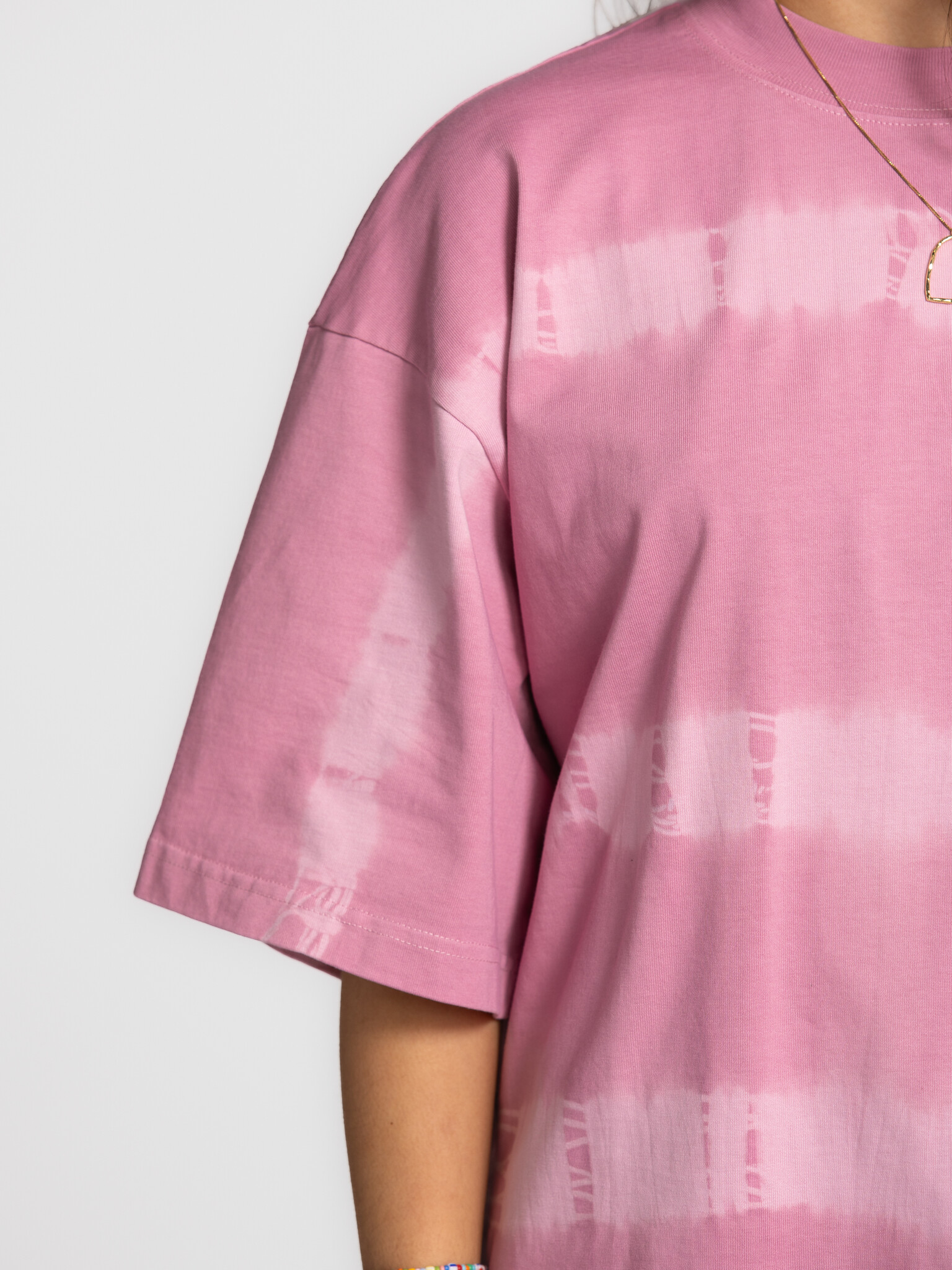 Les Soeurs tie-dye T-shirt Tiara 4. A T-shirt that instantly brings colour to your day. The soft fabric and subtle tie-dy...