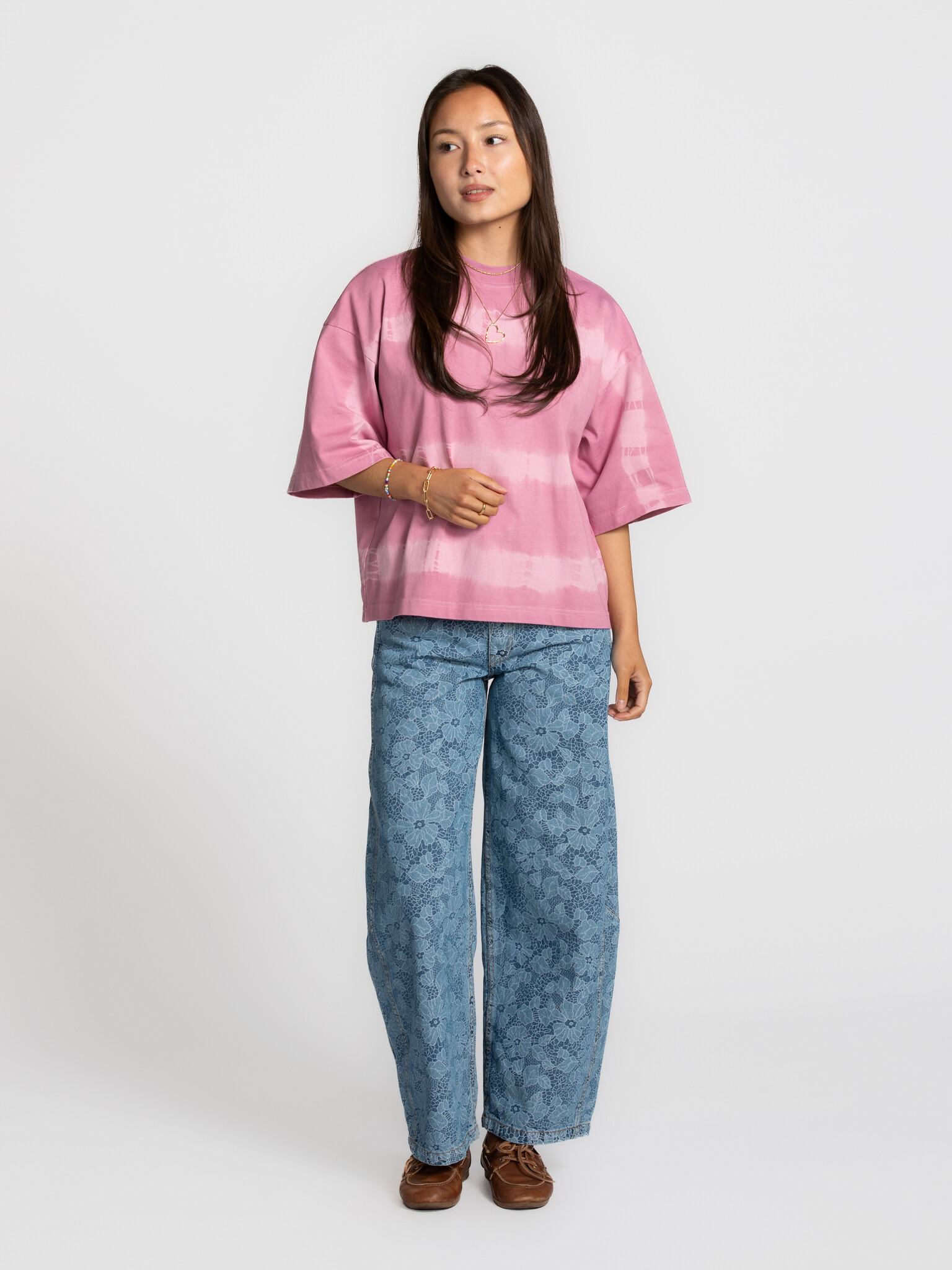 Les Soeurs tie-dye T-shirt Tiara 3. A T-shirt that instantly brings colour to your day. The soft fabric and subtle tie-dy...