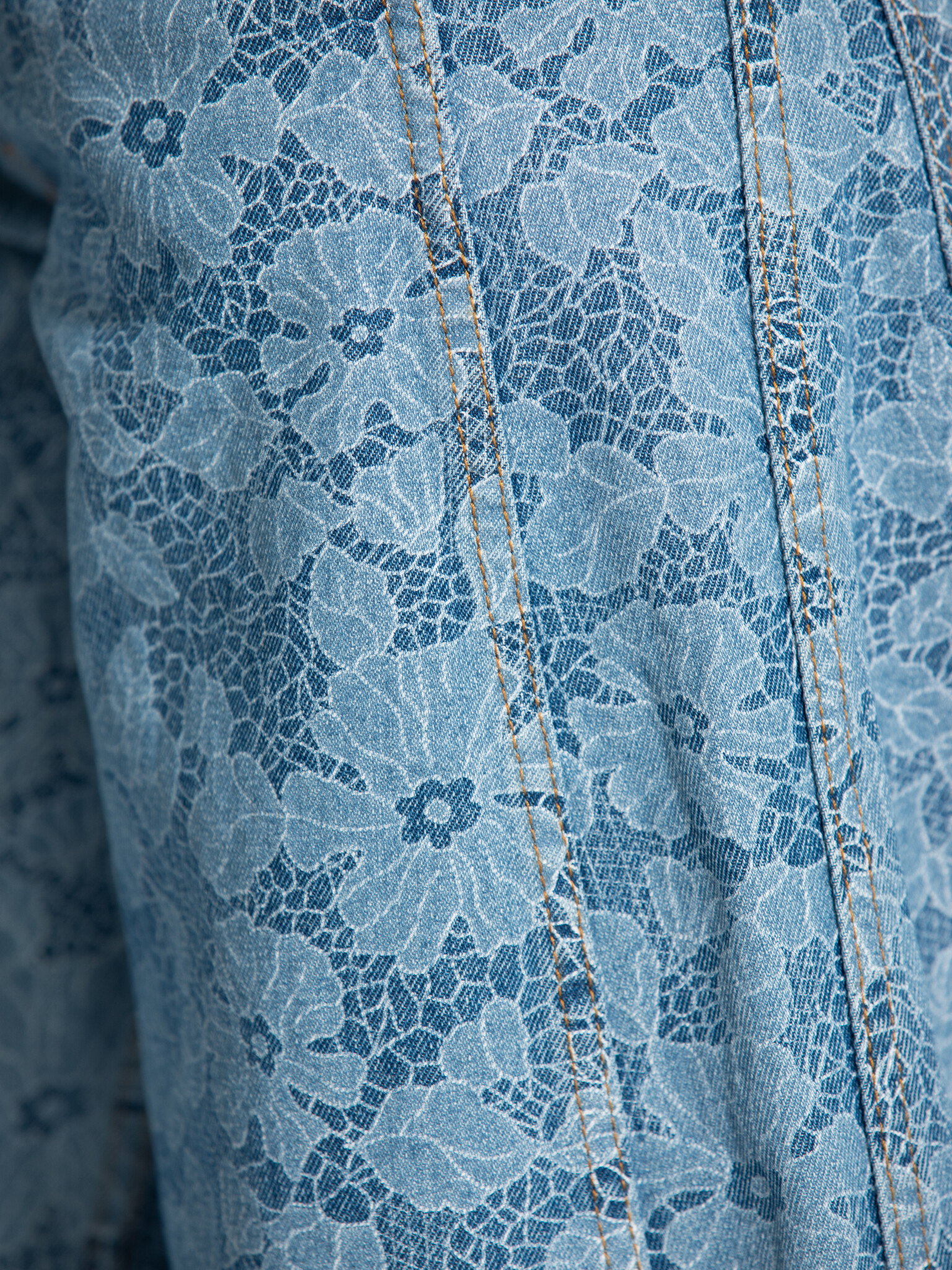 The tiny big sister barrel denim 6. Une touche florale. L’imprimé délicat apporte de la subtilité, tandis que la coupe ba...