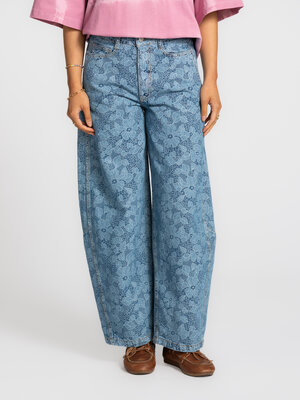 Barrel denim. A floral twist. De fijne print voegt subtiliteit toe, terwijl de barrel fit het silhouet een eigentijdse vo...