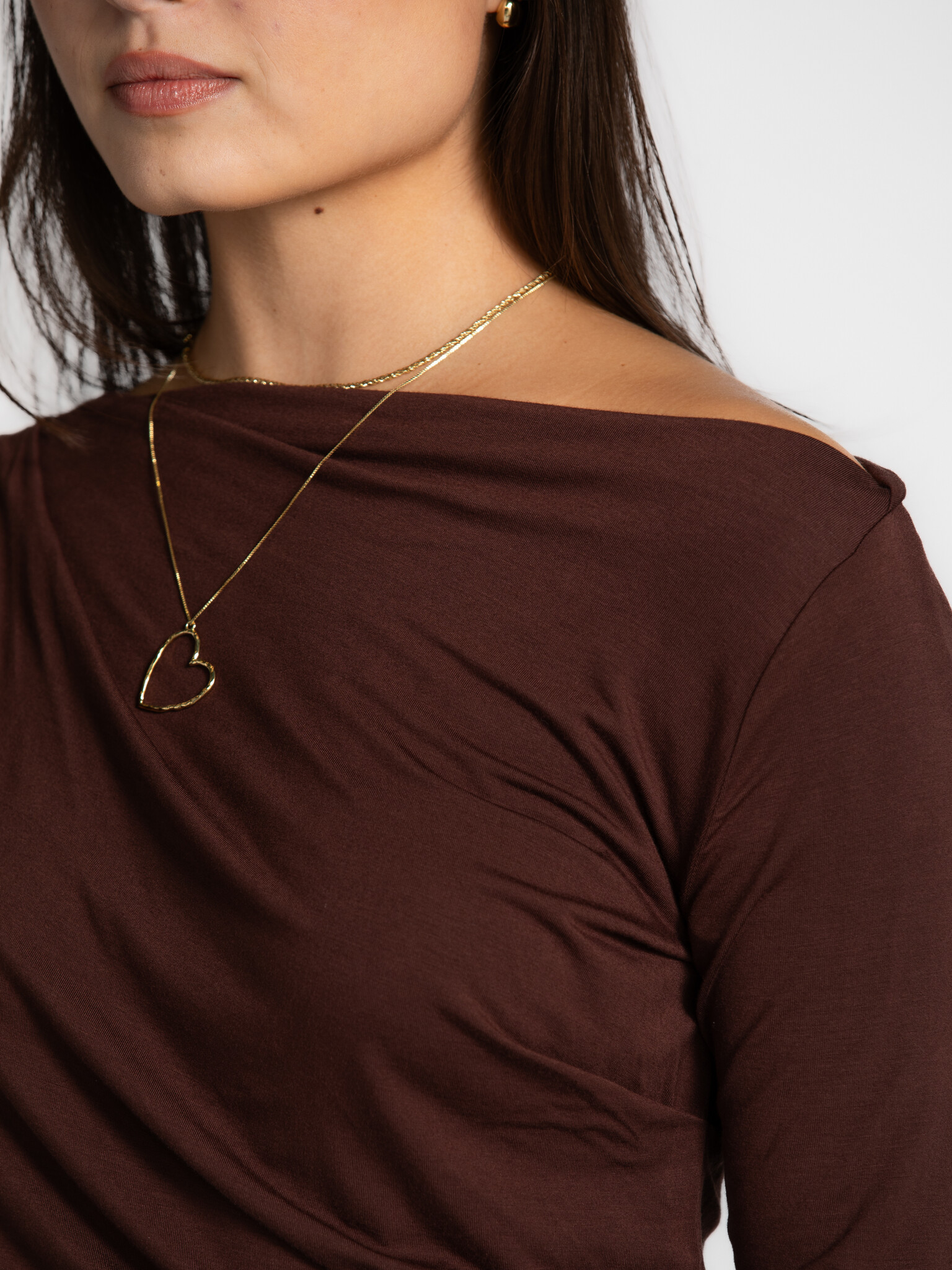 Les Soeurs draped longsleeve Riv 4. Basic, but with that little extra. This draped longsleeve plays with soft folds that ...