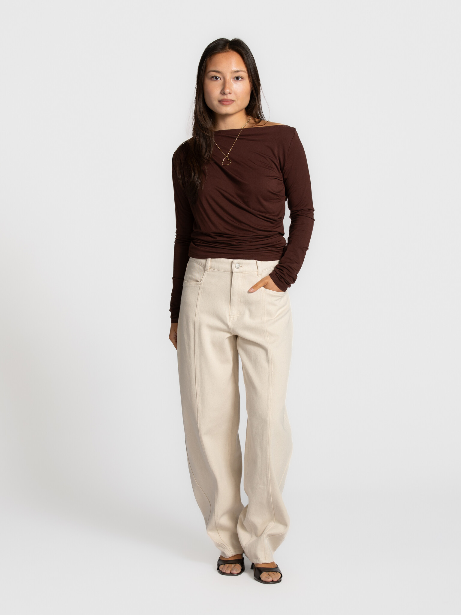 Les Soeurs draped longsleeve Riv 3. Basic, but with that little extra. This draped longsleeve plays with soft folds that ...