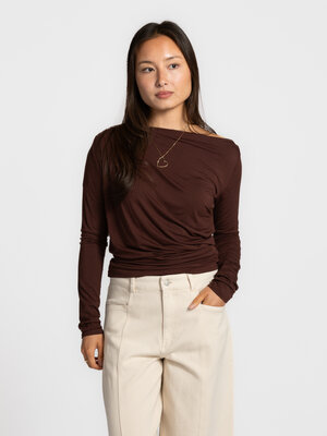 Longsleeve Riv. Basique, mais avec ce petit plus. Cette longsleeve drapée joue avec de doux plis qui épousent la silhouet...