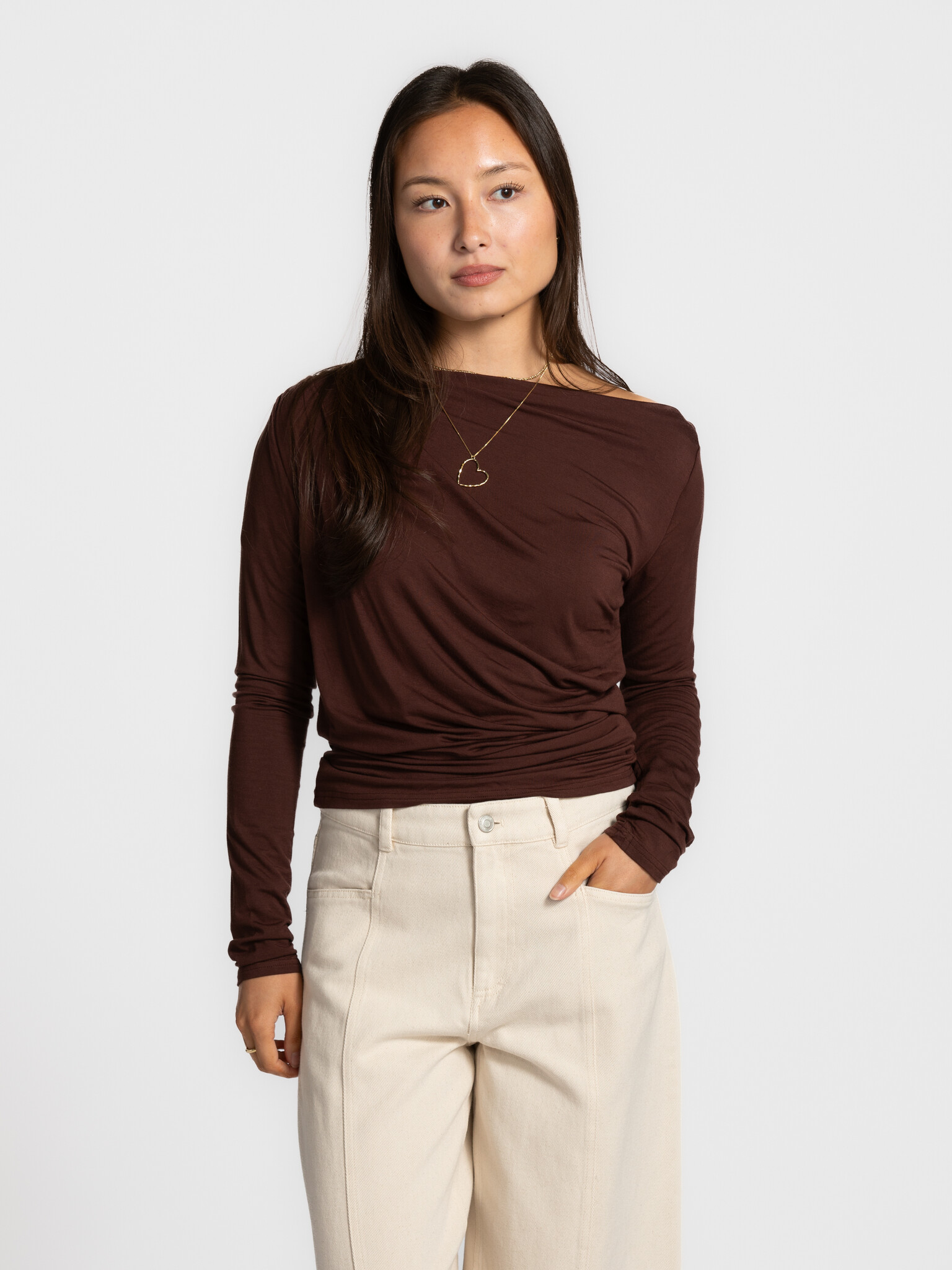 Les Soeurs draped longsleeve Riv 1. Basic, but with that little extra. This draped longsleeve plays with soft folds that ...