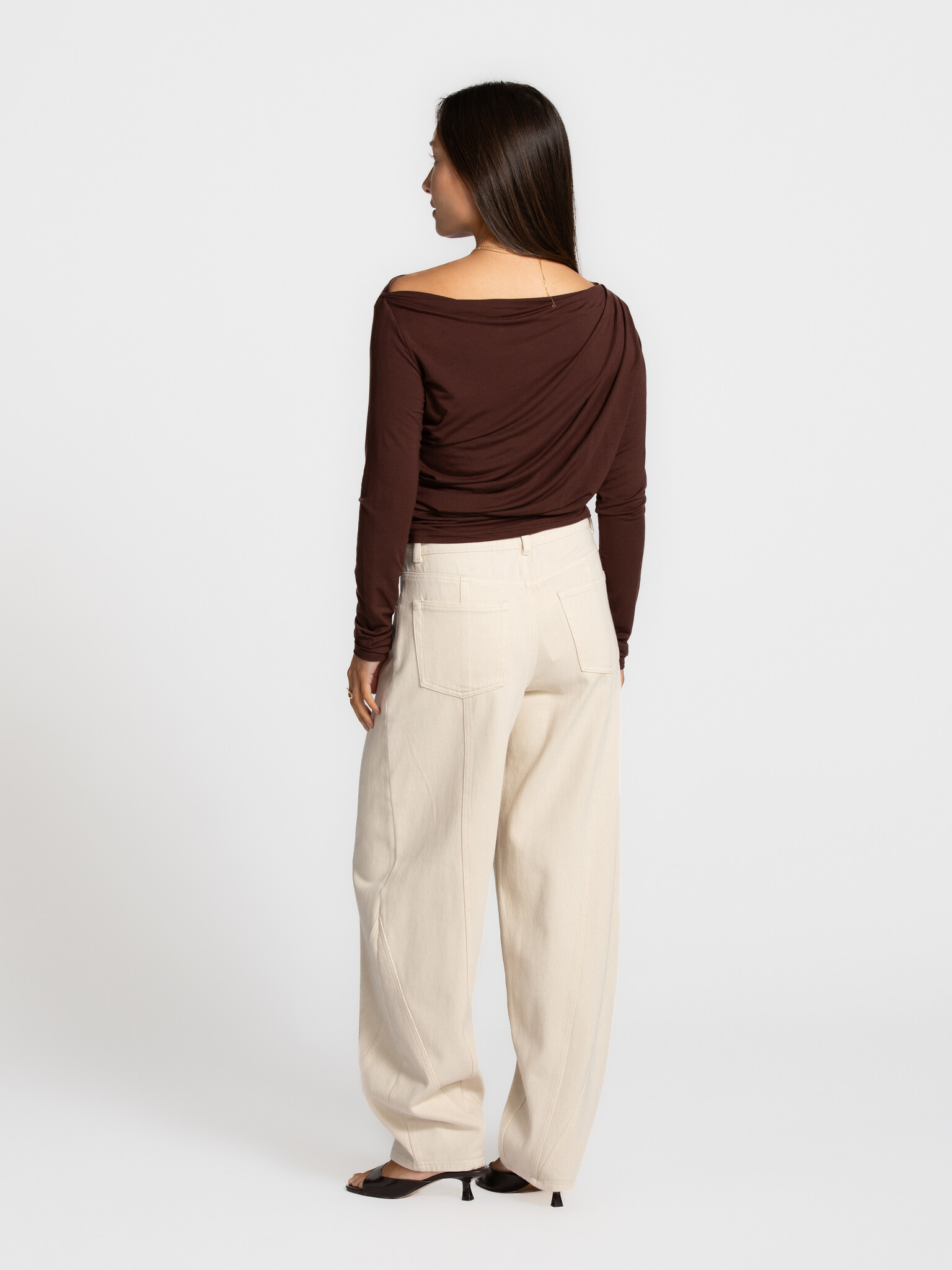 MBYM balloon jeans Almira Lalette 5. Never wrong with a timeless pair of denim. The barrel fit adds character, while the ...