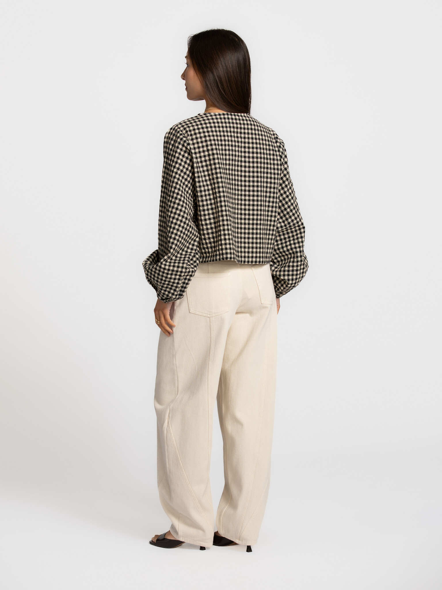 Edited blouse  avec détail nœud Lisanne 5. A touch of elegance. La blouse Lisanne tombe légèrement et épouse le corps ave...