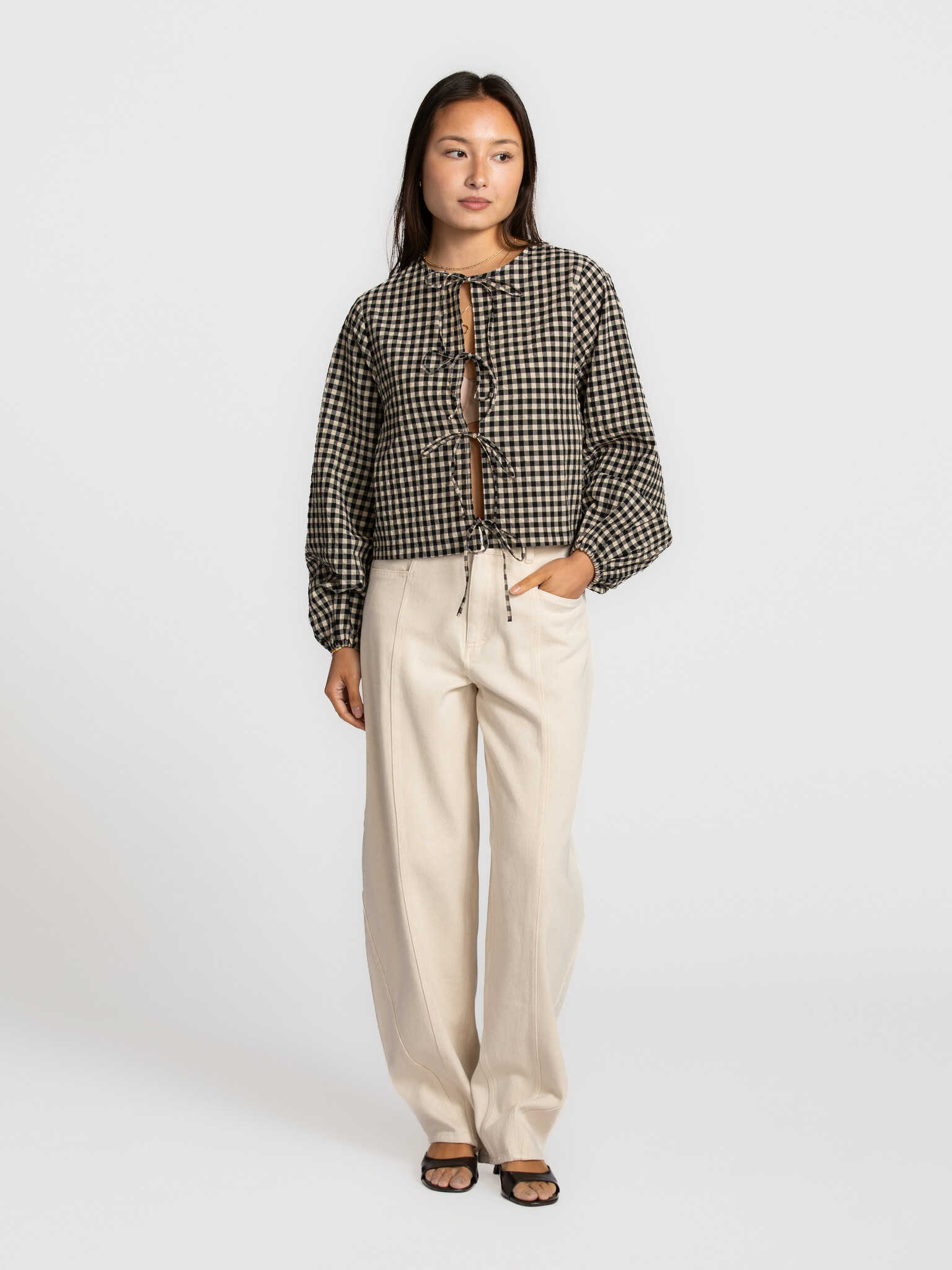 Edited blouse  avec détail nœud Lisanne 3. A touch of elegance. La blouse Lisanne tombe légèrement et épouse le corps ave...