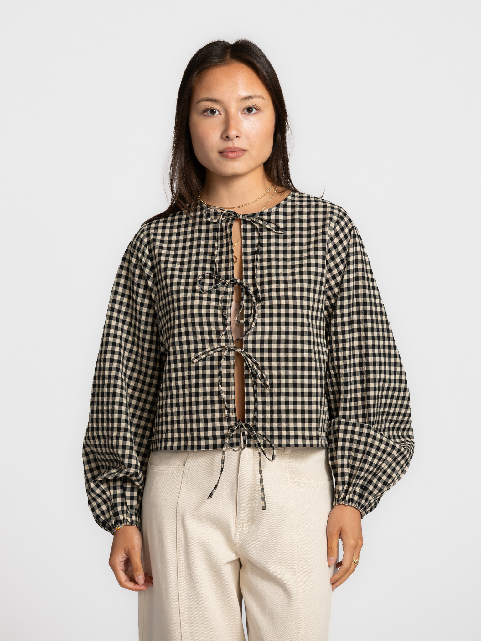 Edited blouse  avec détail nœud Lisanne 1. A touch of elegance. La blouse Lisanne tombe légèrement et épouse le corps ave...
