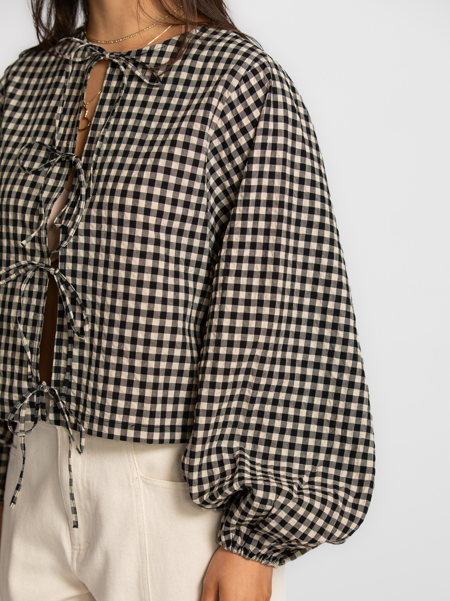 Edited blouse  avec détail nœud Lisanne 4. A touch of elegance. La blouse Lisanne tombe légèrement et épouse le corps ave...