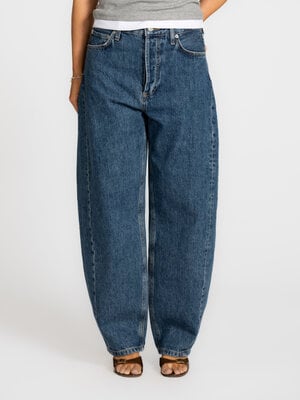 Jeans Meryl. Van city strolls tot casual days. Deze balloonjeans combineert een speels silhouet met een relaxte feel. De ...