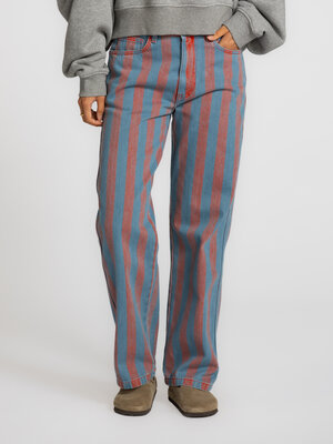 Denim Maru. Strepen die spreken. Zachte kleurcontrasten brengen beweging in het silhouet en geven de broek een speelse ui...