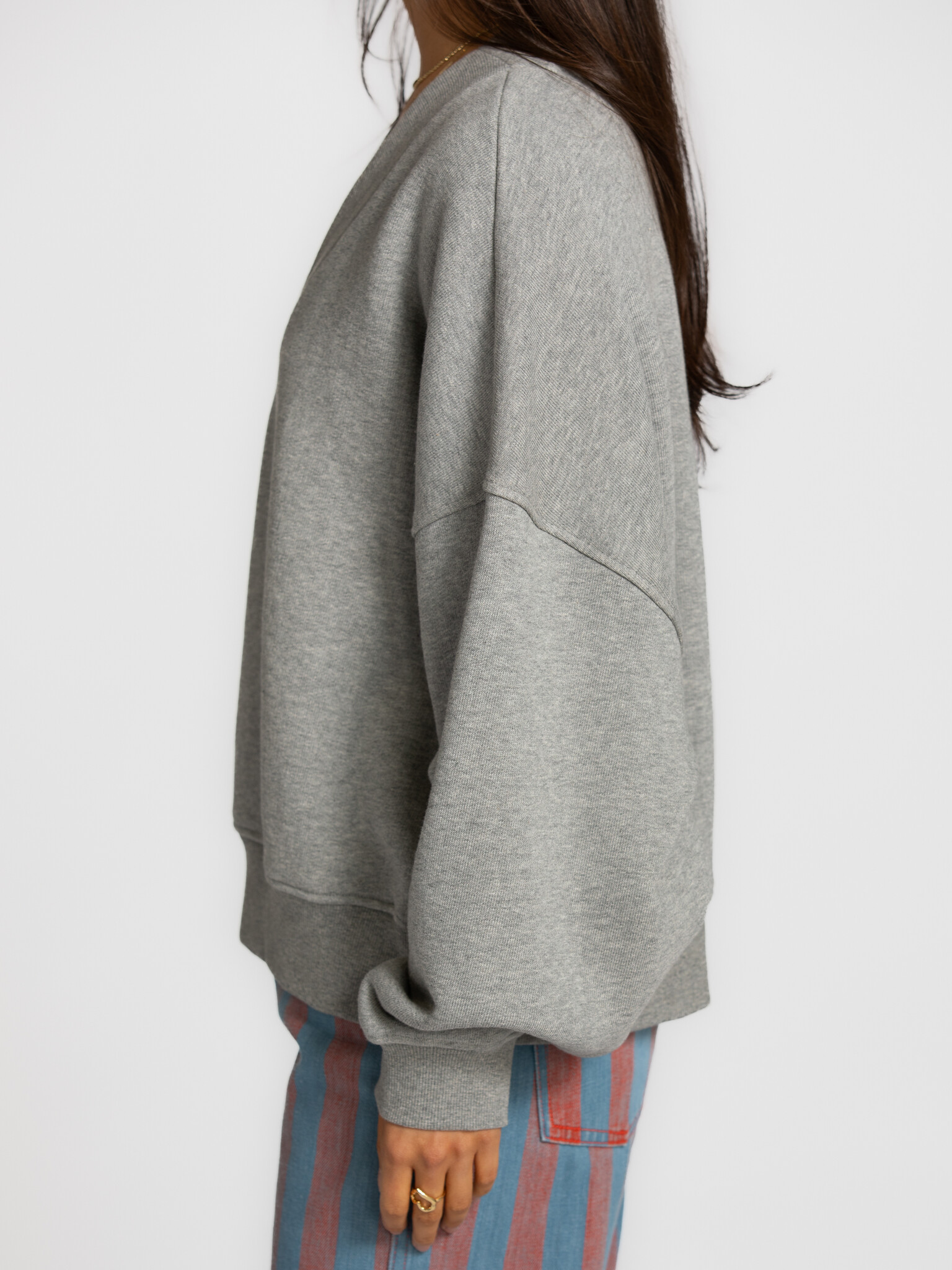 Les Soeurs Sweat à col V Kato 4. Ce pull col V gris est doux, chaud et irrésistiblement confortable. Avec sa coupe oversi...