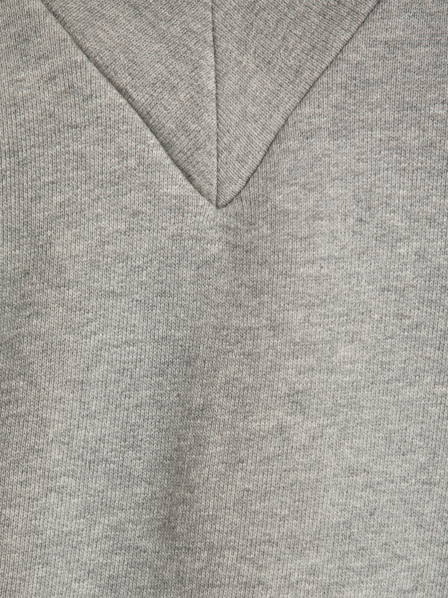 Les Soeurs Sweat à col V Kato 6. Ce pull col V gris est doux, chaud et irrésistiblement confortable. Avec sa coupe oversi...