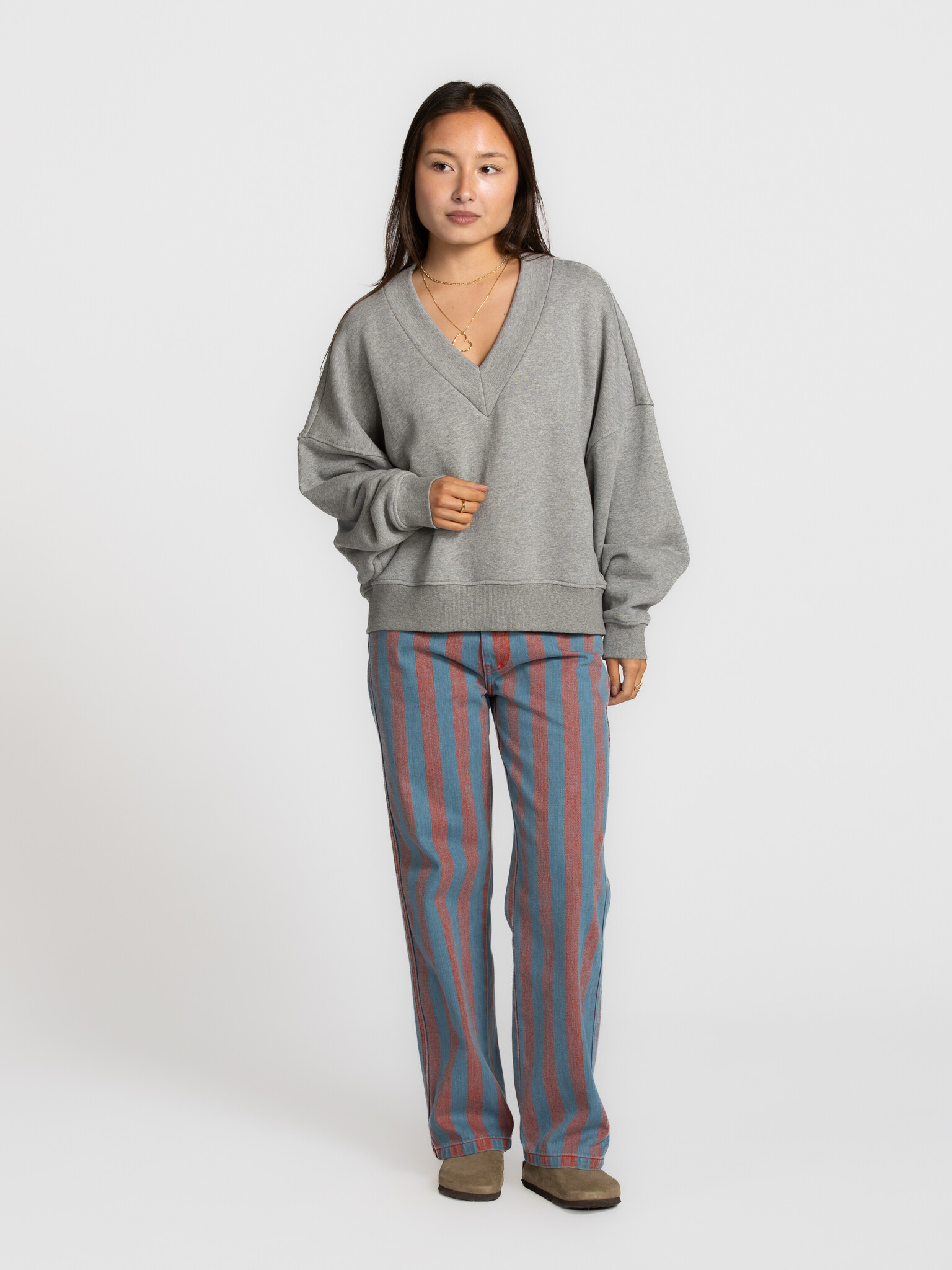 Les Soeurs Sweat à col V Kato 3. Ce pull col V gris est doux, chaud et irrésistiblement confortable. Avec sa coupe oversi...