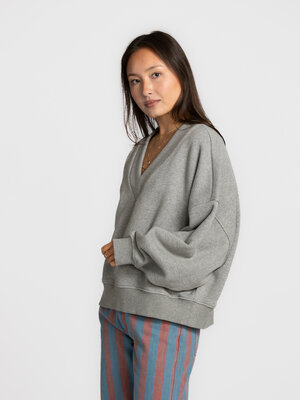 Sweater Kato. Deze grijze V-hals sweater is zacht, warm en onweerstaanbaar comfy. Met zijn lichte oversized fit wordt hij...
