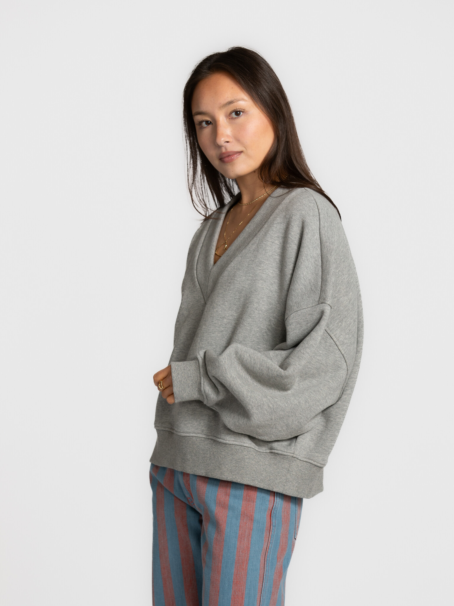 Les Soeurs Sweat à col V Kato 1. Ce pull col V gris est doux, chaud et irrésistiblement confortable. Avec sa coupe oversi...