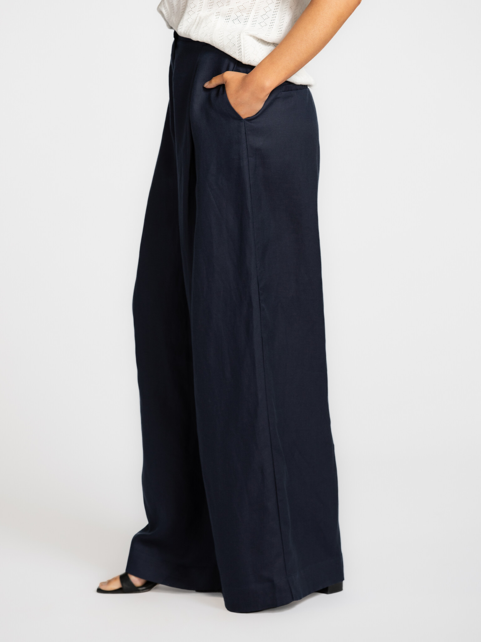Selected wijde broek Lyra 3. Midnight minimal. Cleane lijnen en een vloeiende pasvorm geven deze broek een ingetogen eleg...