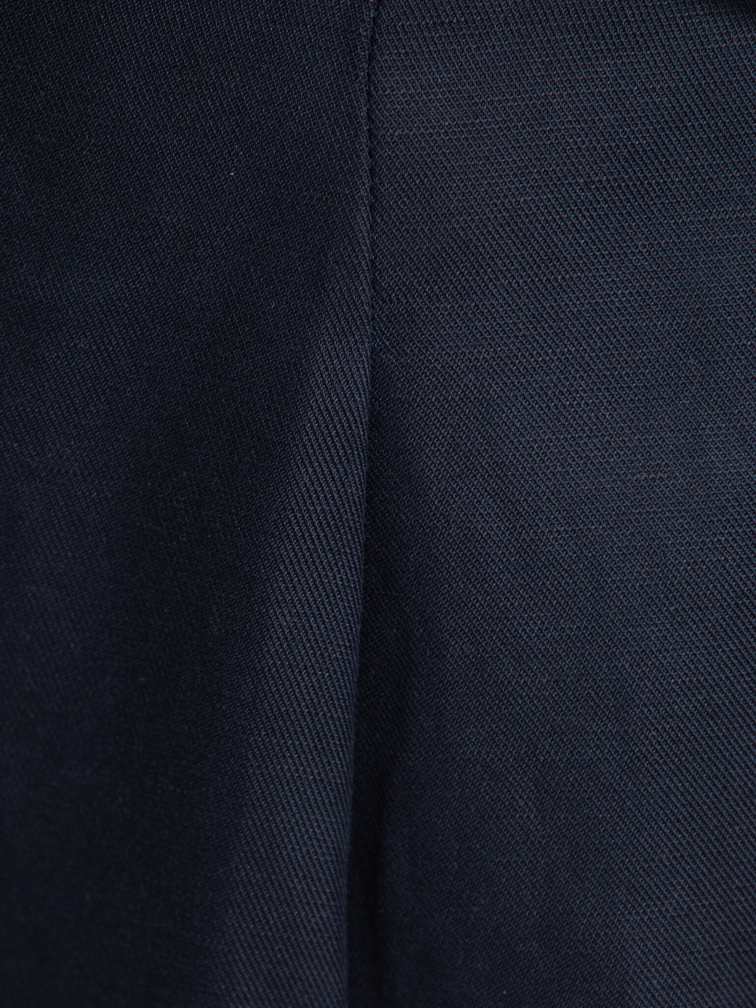 Selected wijde broek Lyra 4. Midnight minimal. Cleane lijnen en een vloeiende pasvorm geven deze broek een ingetogen eleg...