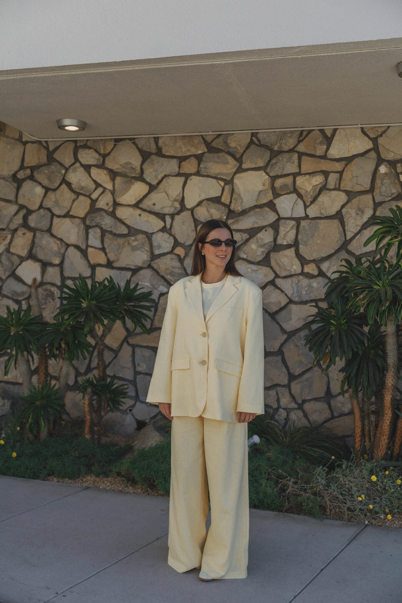 Les Soeurs wide-leg trousers Sadie 8. A touch of summer. With its wide fit and lightweight fabric, these trousers move ef...