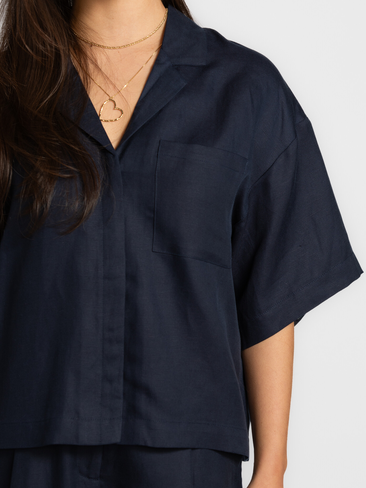 Selected boxy shirt Lyra 4. Deep blue ease. De boxy snit en korte mouwen zorgen voor een ontspannen silhouet met moderne ...
