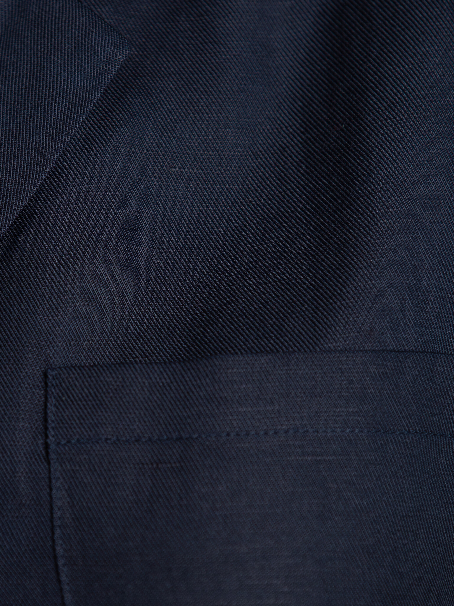 Selected boxy shirt Lyra 6. Deep blue ease. De boxy snit en korte mouwen zorgen voor een ontspannen silhouet met moderne ...