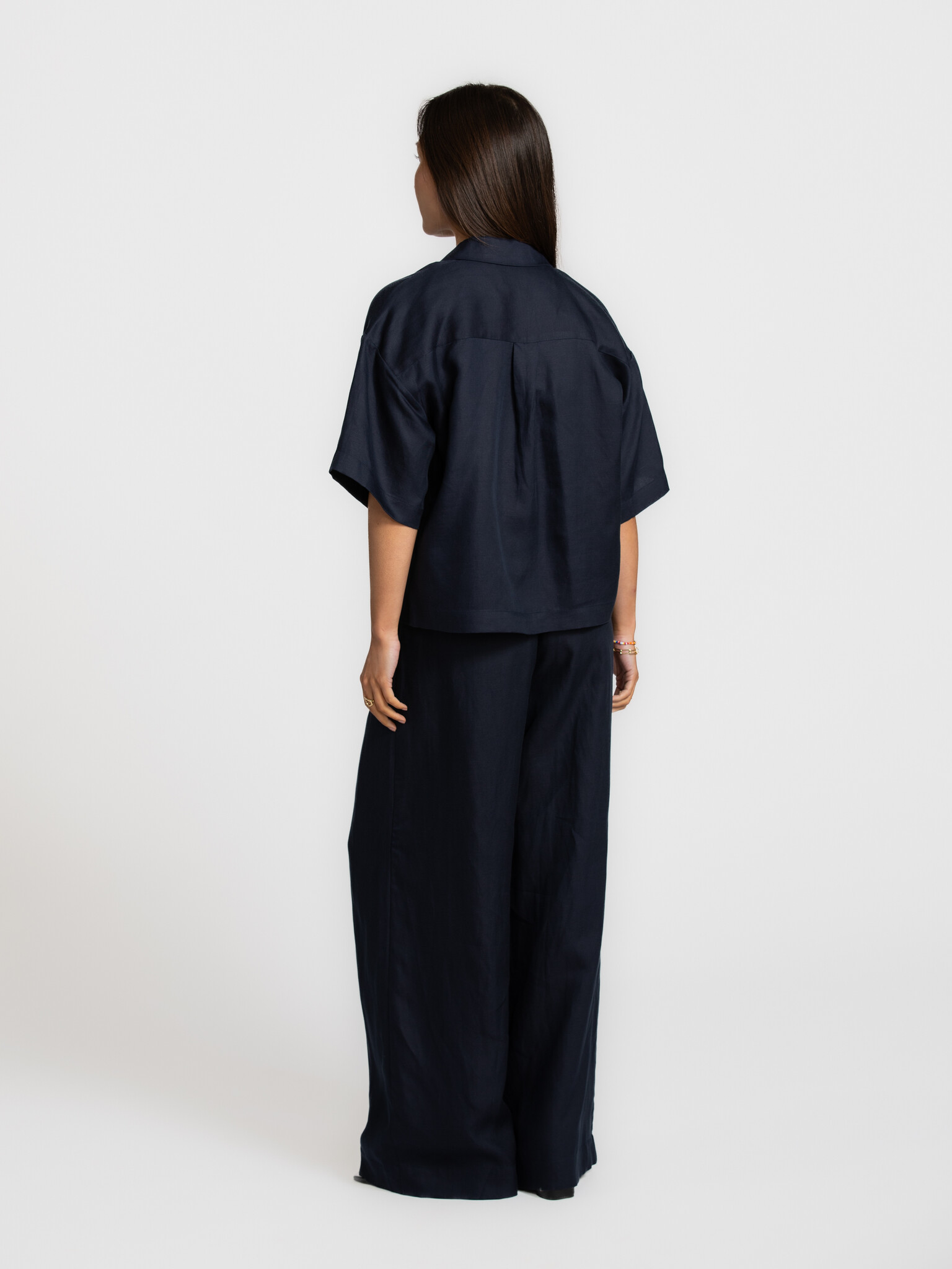 Selected boxy shirt Lyra 5. Deep blue ease. De boxy snit en korte mouwen zorgen voor een ontspannen silhouet met moderne ...