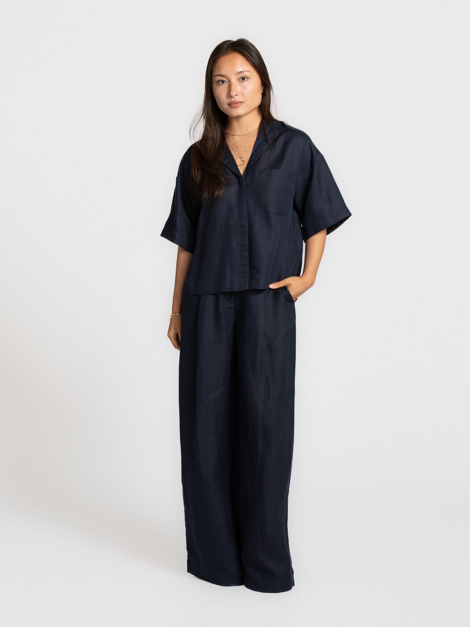 Selected boxy shirt Lyra 3. Deep blue ease. De boxy snit en korte mouwen zorgen voor een ontspannen silhouet met moderne ...