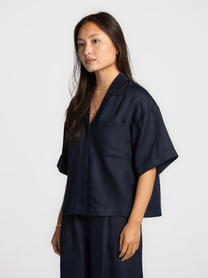 Shirt Lyra. Deep blue ease. De boxy snit en korte mouwen zorgen voor een ontspannen silhouet met moderne lijnen. De navy ...