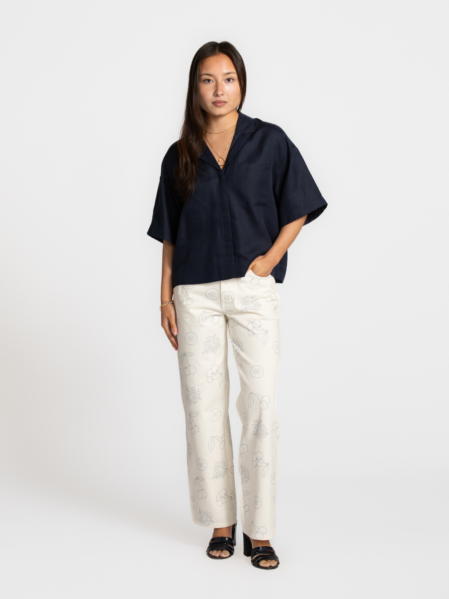 The tiny big sister fruits denim Maru 3. Un pantalon qui donne le sourire. L’imprimé ludique et les jambes larges apporte...