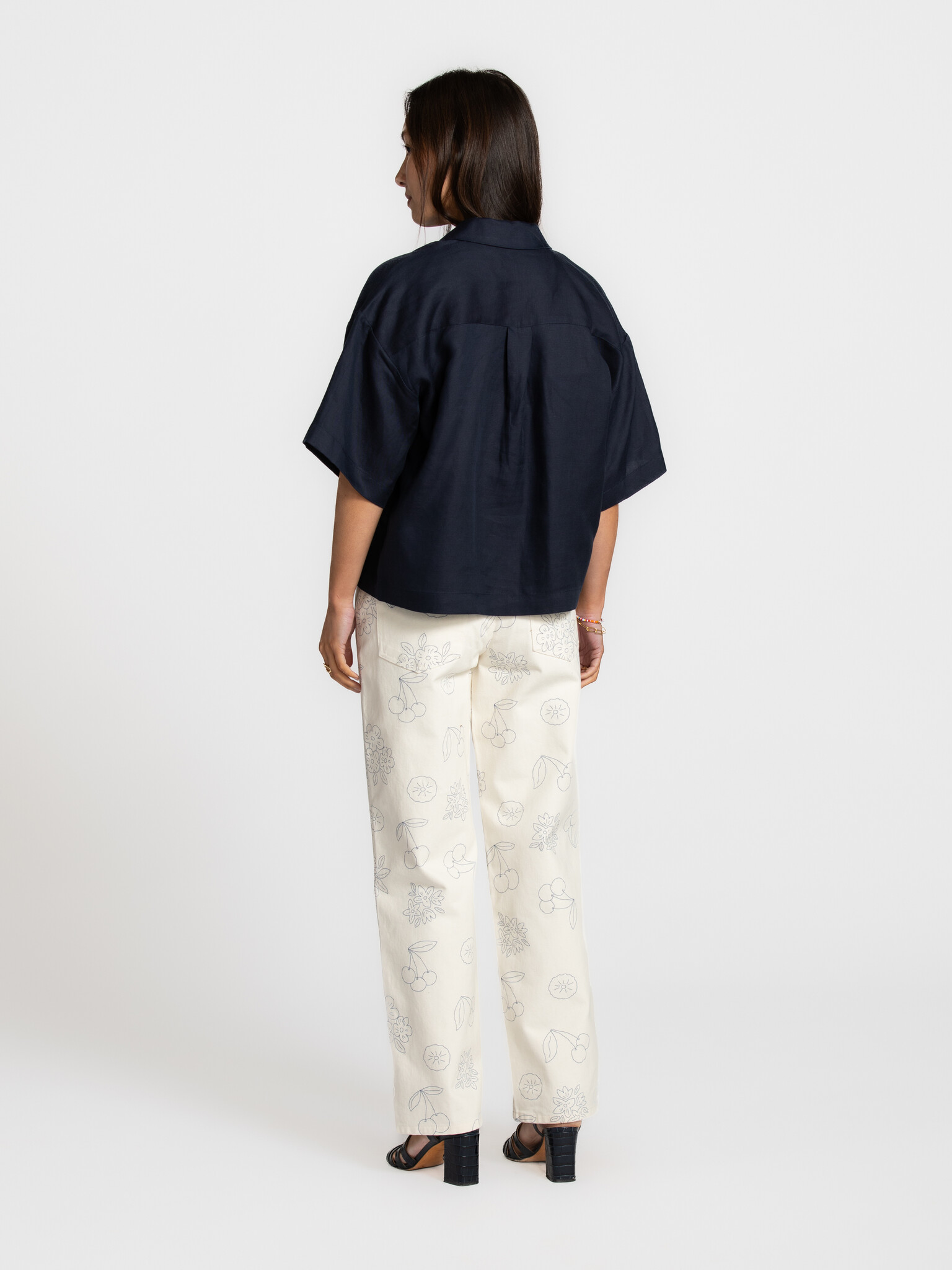 The tiny big sister fruits denim Maru 5. Un pantalon qui donne le sourire. L’imprimé ludique et les jambes larges apporte...