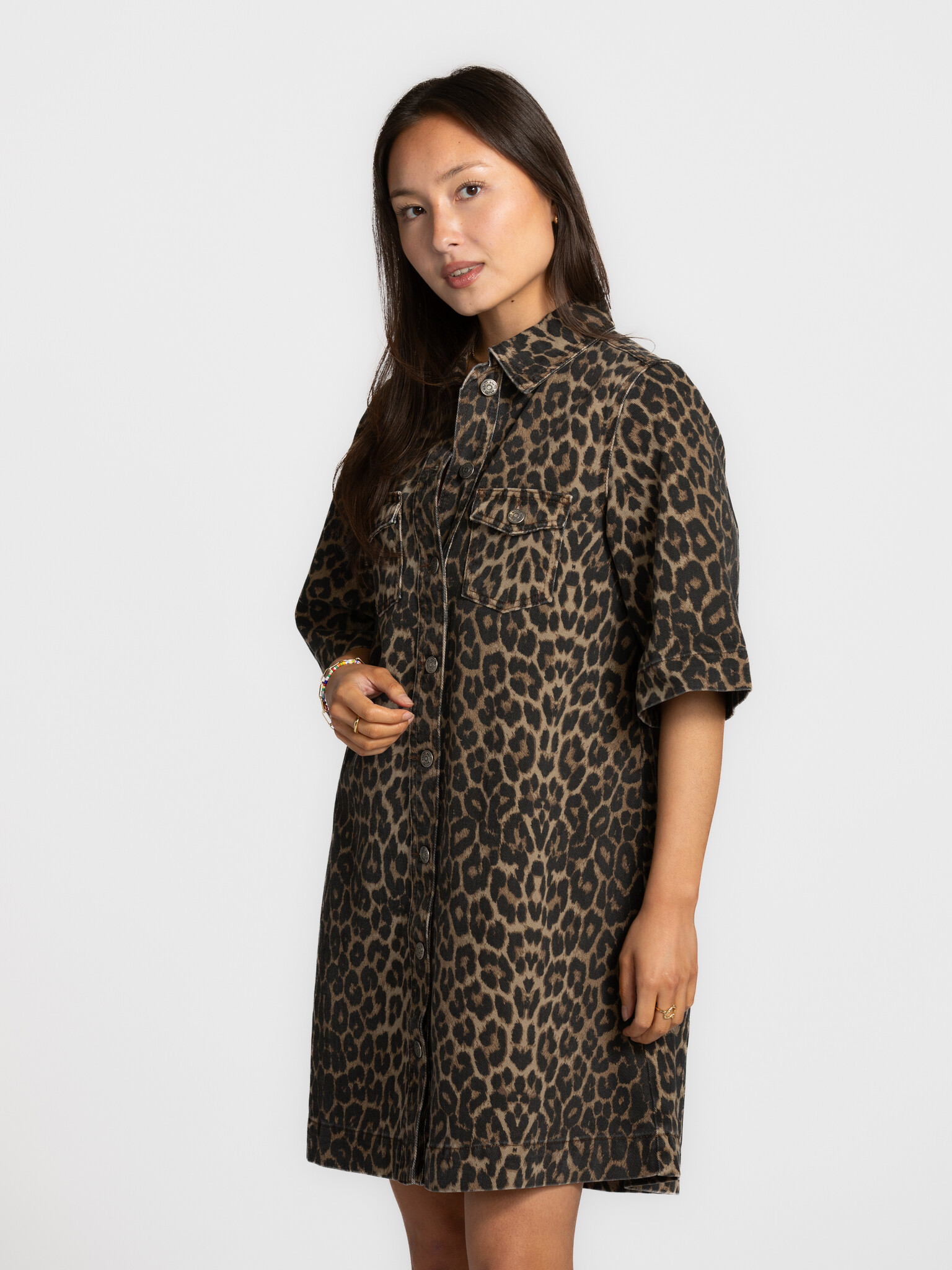 MBYM luipaardprint denim jurk Mira 3. Leopard, clean and confident. De minimalistische snit en rechte pasvorm geven rust ...