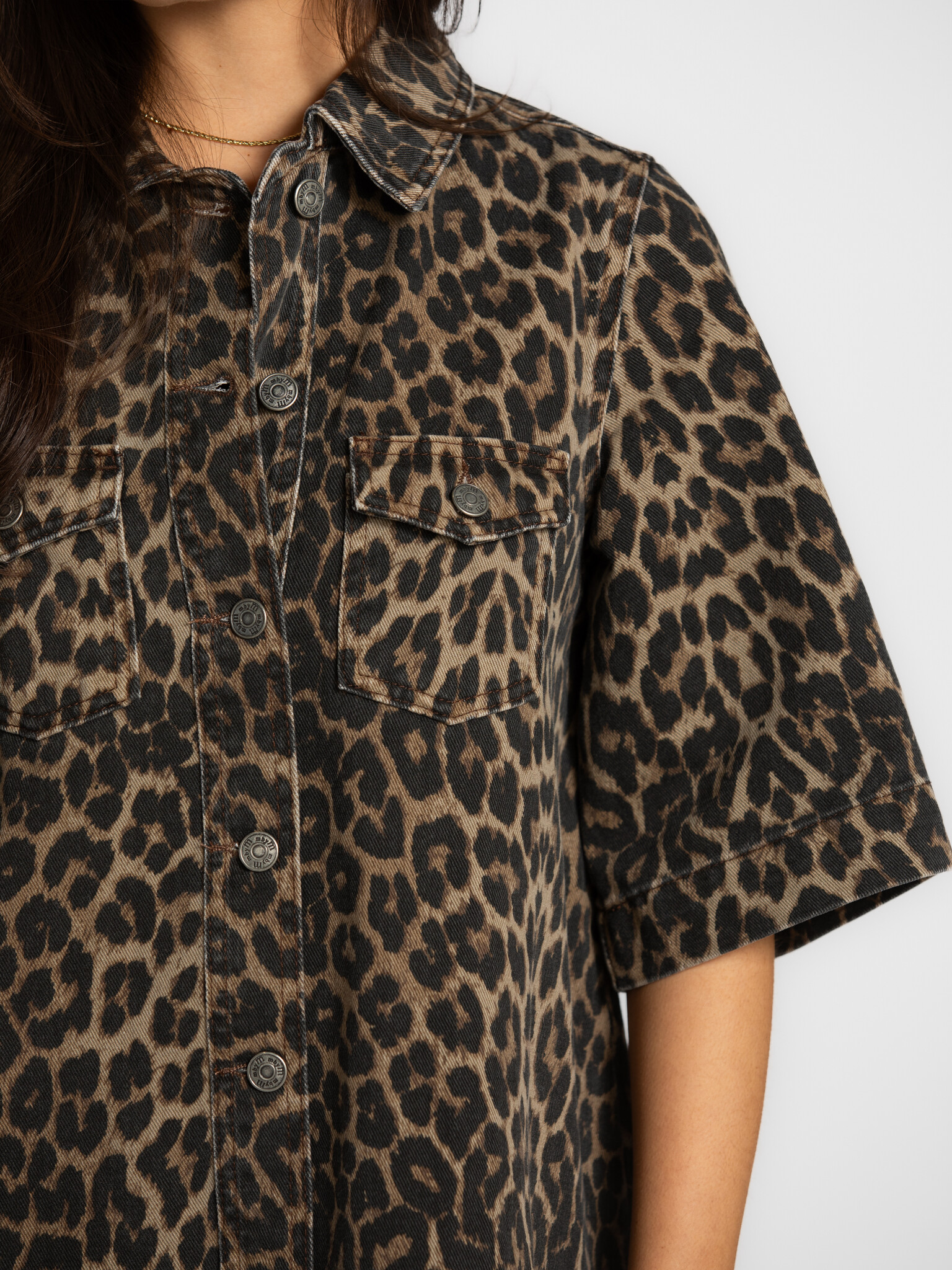 MBYM luipaardprint denim jurk Mira 4. Leopard, clean and confident. De minimalistische snit en rechte pasvorm geven rust ...