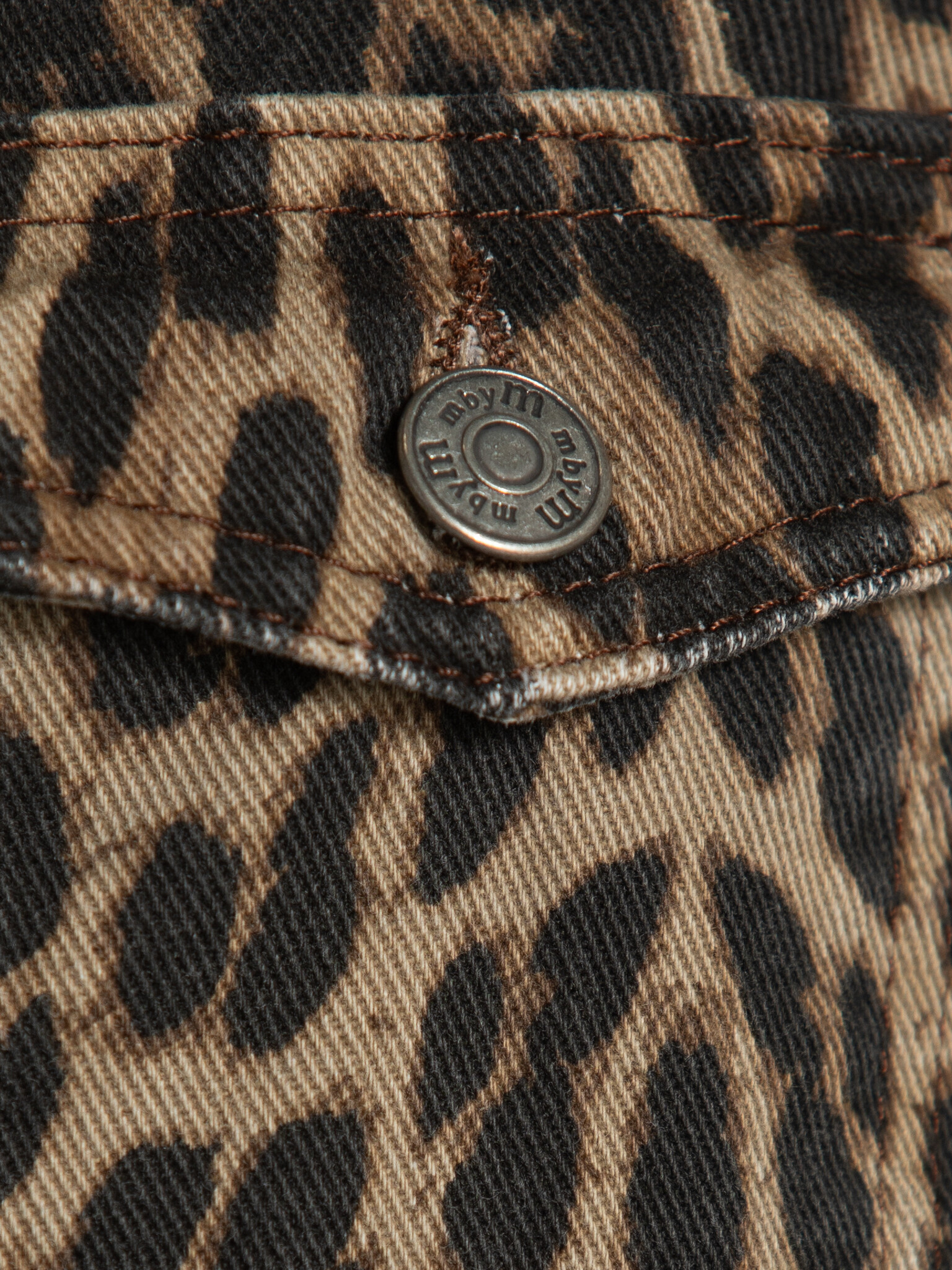 MBYM luipaardprint denim jurk Mira 6. Leopard, clean and confident. De minimalistische snit en rechte pasvorm geven rust ...