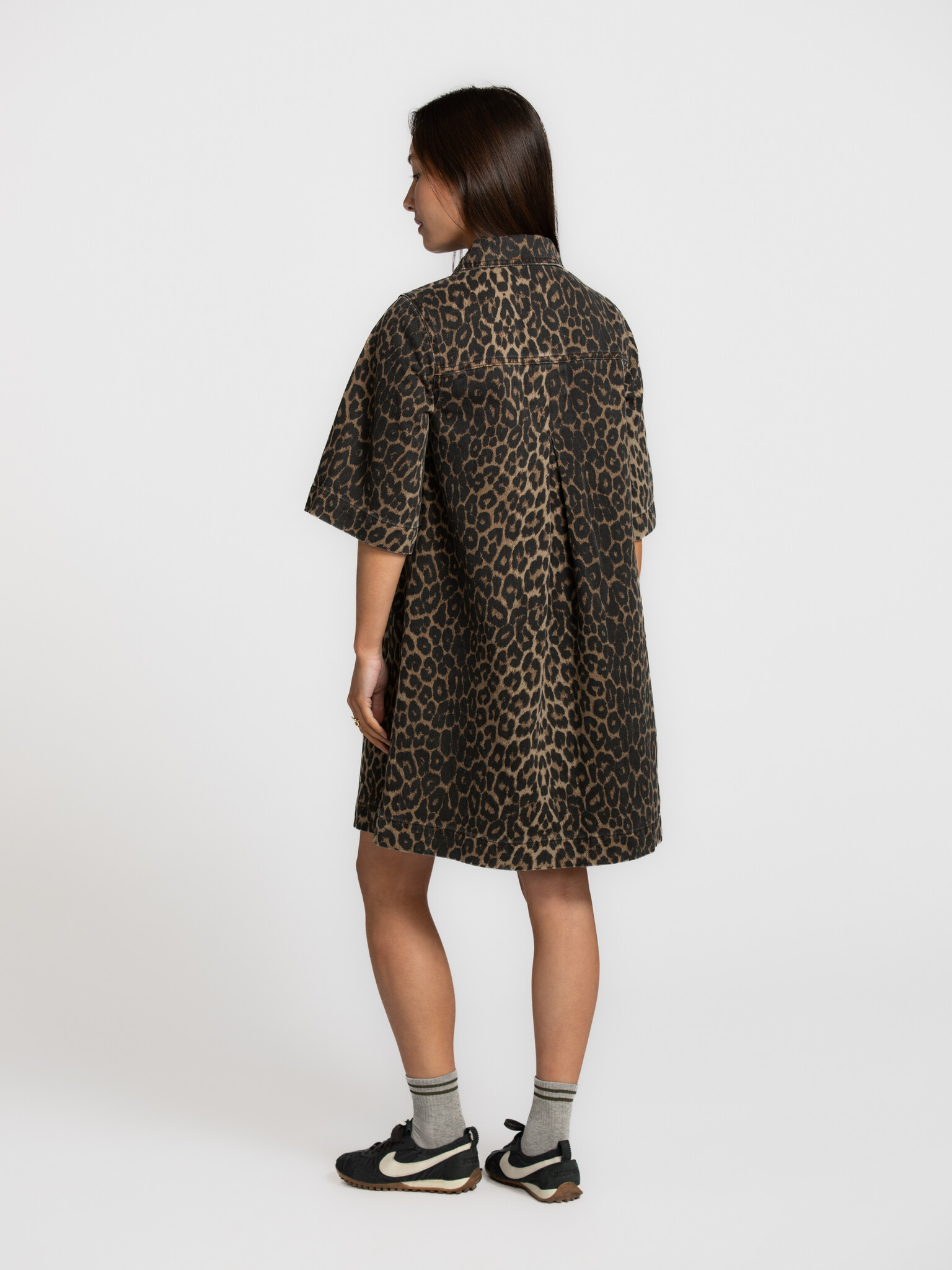 MBYM luipaardprint denim jurk Mira 5. Leopard, clean and confident. De minimalistische snit en rechte pasvorm geven rust ...