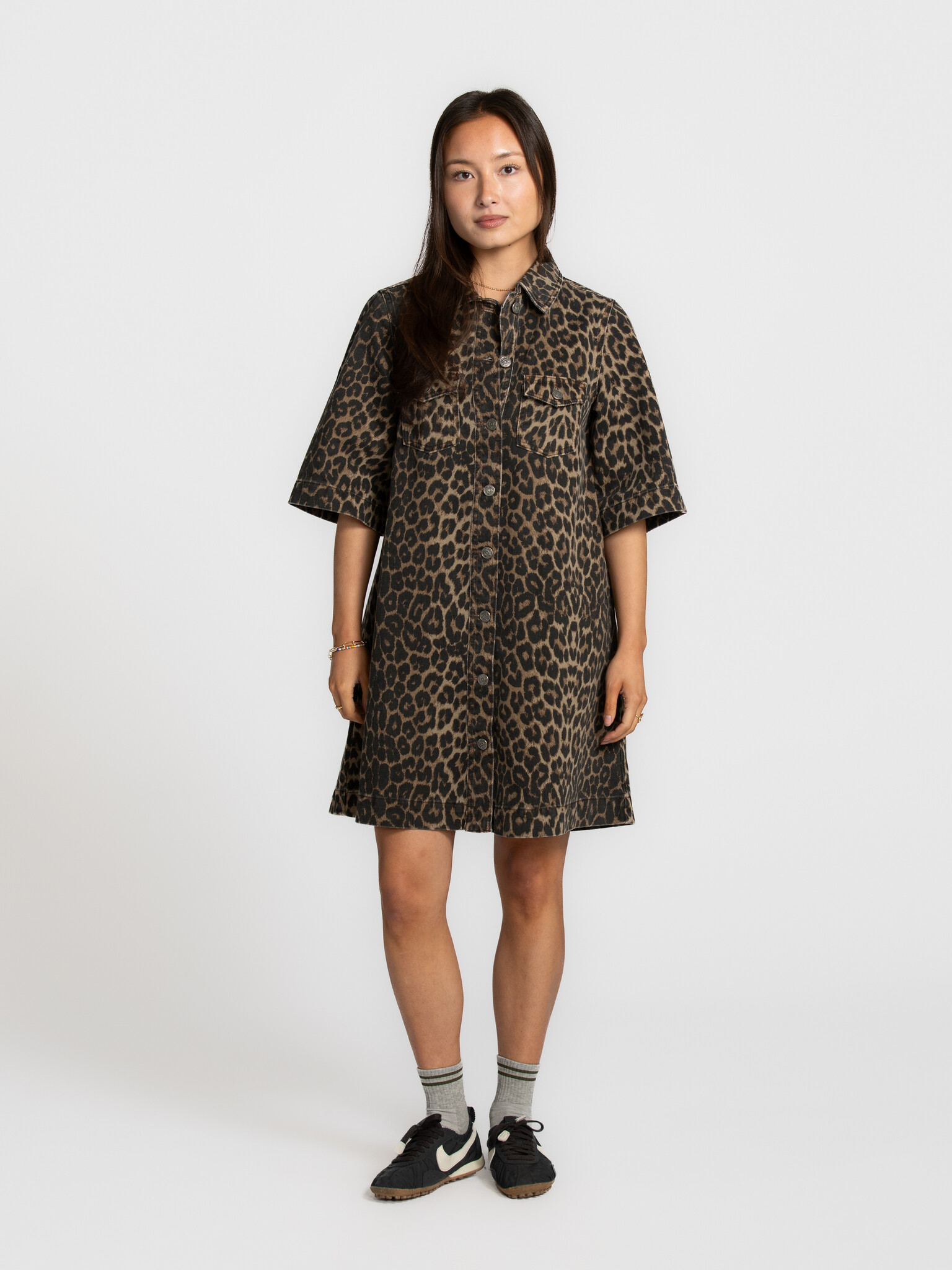 MBYM luipaardprint denim jurk Mira 1. Leopard, clean and confident. De minimalistische snit en rechte pasvorm geven rust ...