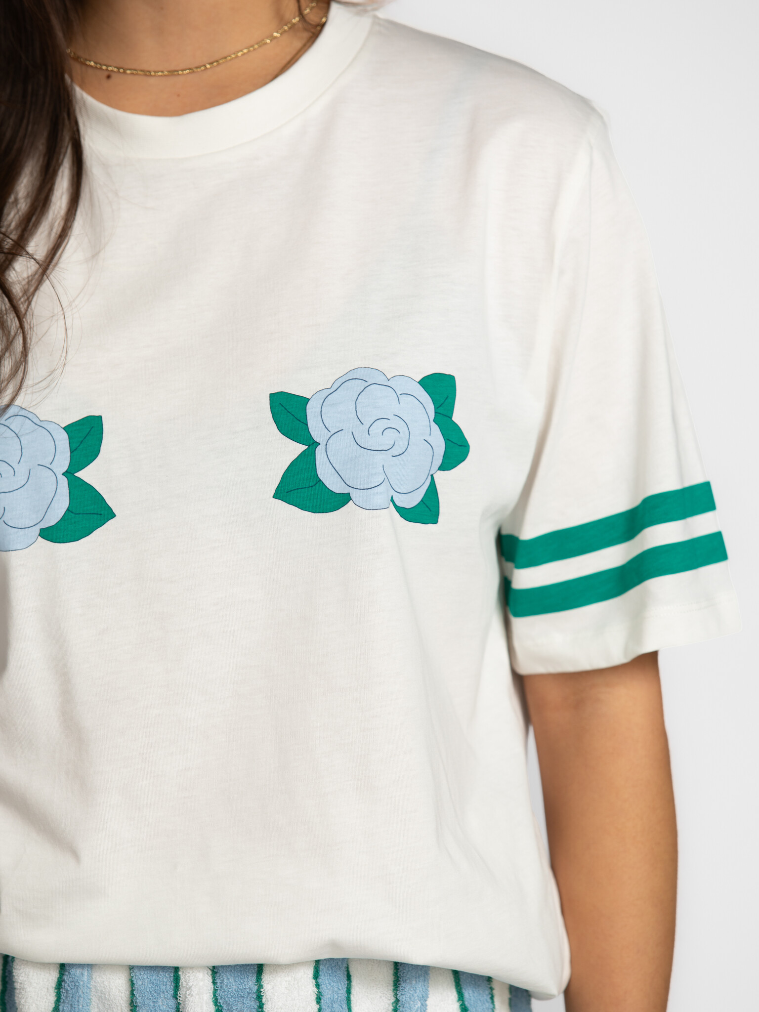 The tiny big sister T-shirt Roses 4. Un classique revisité. L’imprimé floral doux contraste joliment avec les lignes spor...
