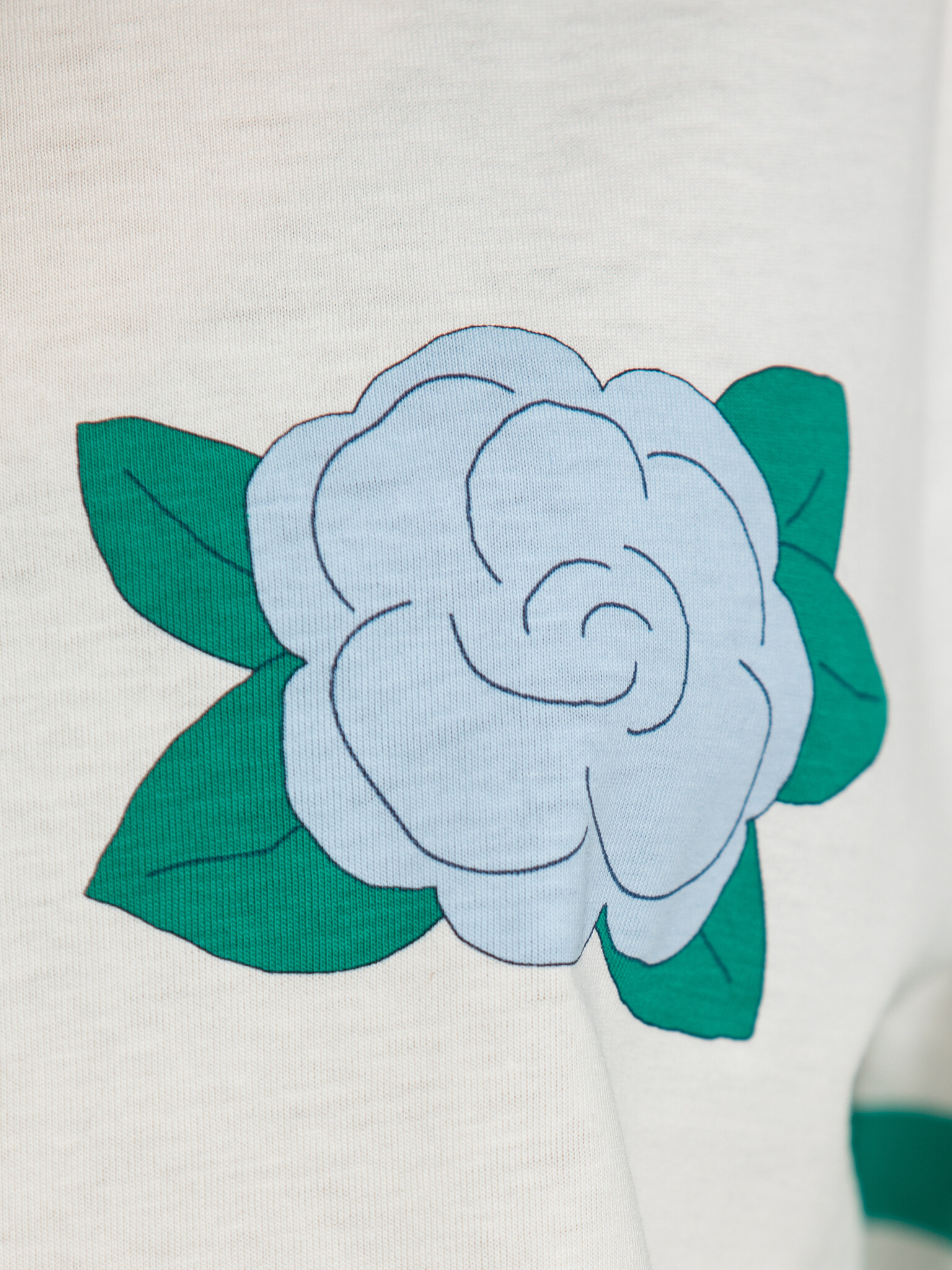 The tiny big sister T-shirt Roses 6. Un classique revisité. L’imprimé floral doux contraste joliment avec les lignes spor...
