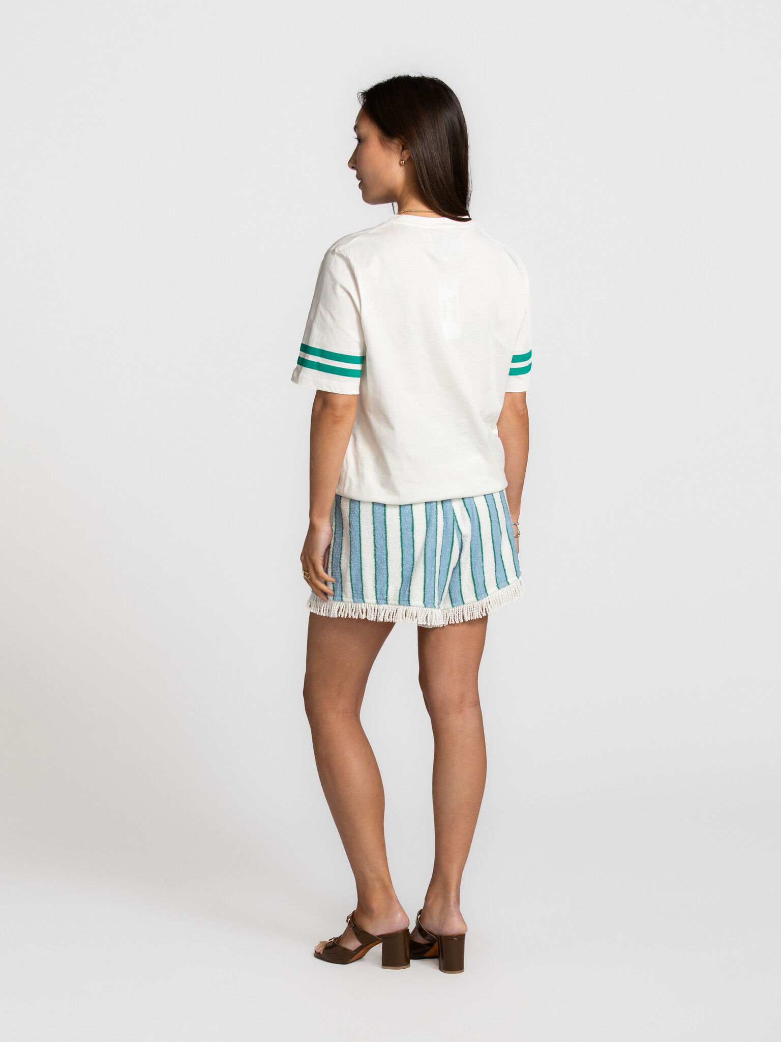 The tiny big sister T-shirt Roses 5. Un classique revisité. L’imprimé floral doux contraste joliment avec les lignes spor...