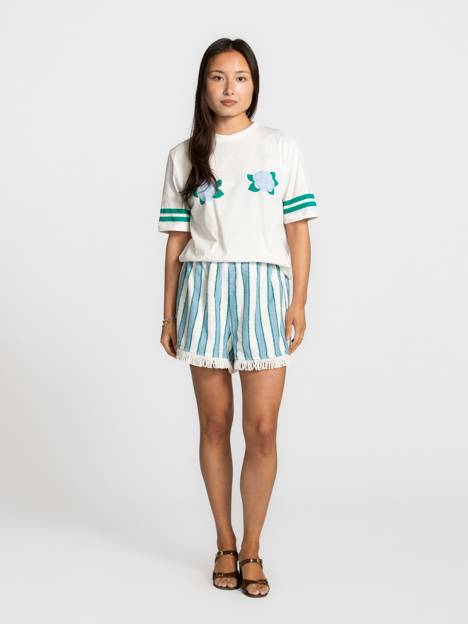The tiny big sister T-shirt Roses 3. Un classique revisité. L’imprimé floral doux contraste joliment avec les lignes spor...