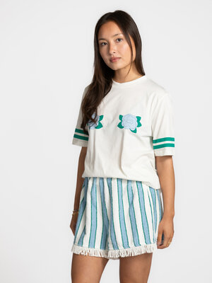 T-shirt Roses. A playful classic. The soft floral print contrasts beautifully with the sporty lines. Light to wear and ea...