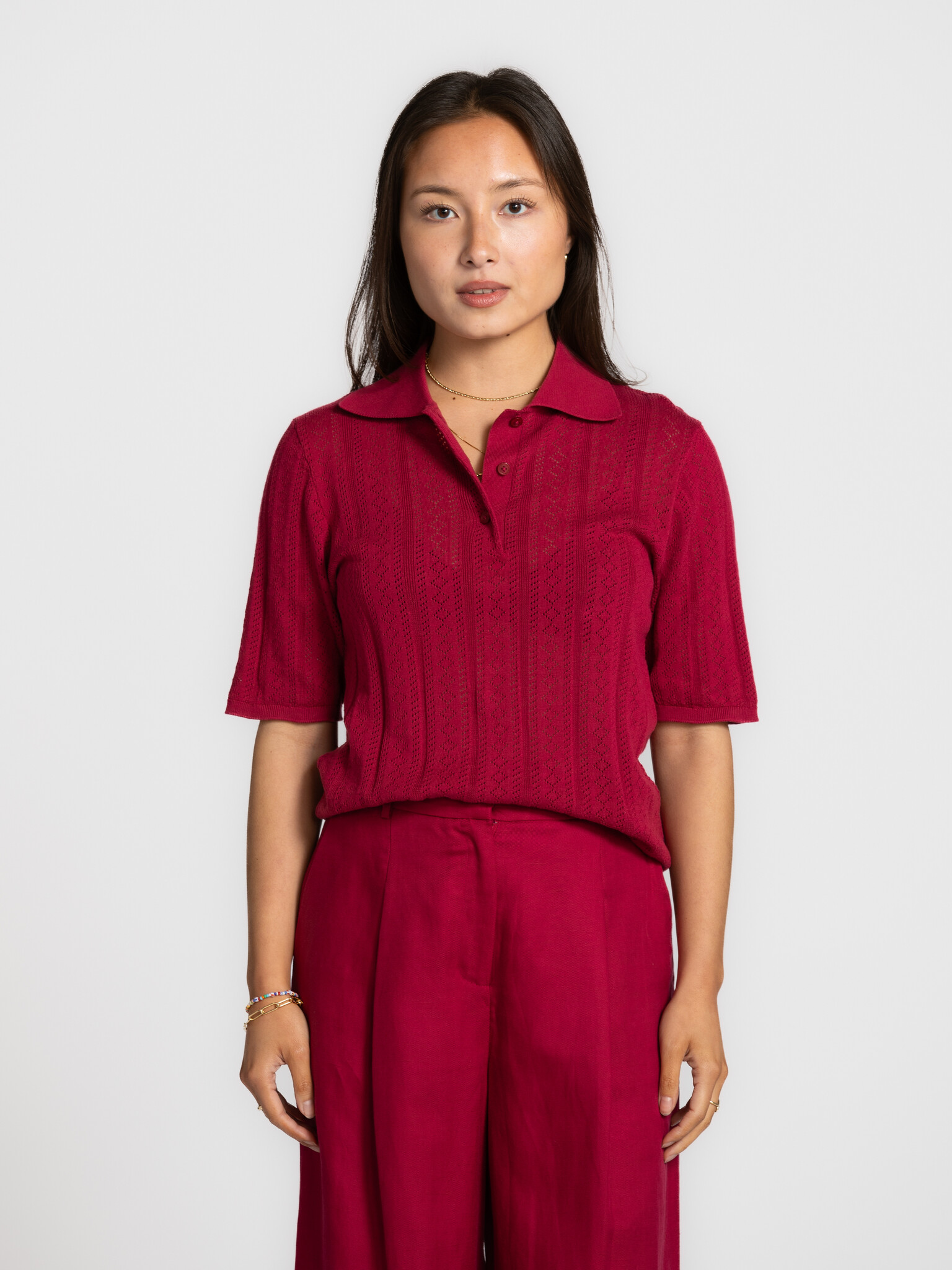 Selected  structure polo Toledo 1. Modern romance. De opengewerkte knit brengt detail en luchtigheid in het silhouet, ter...