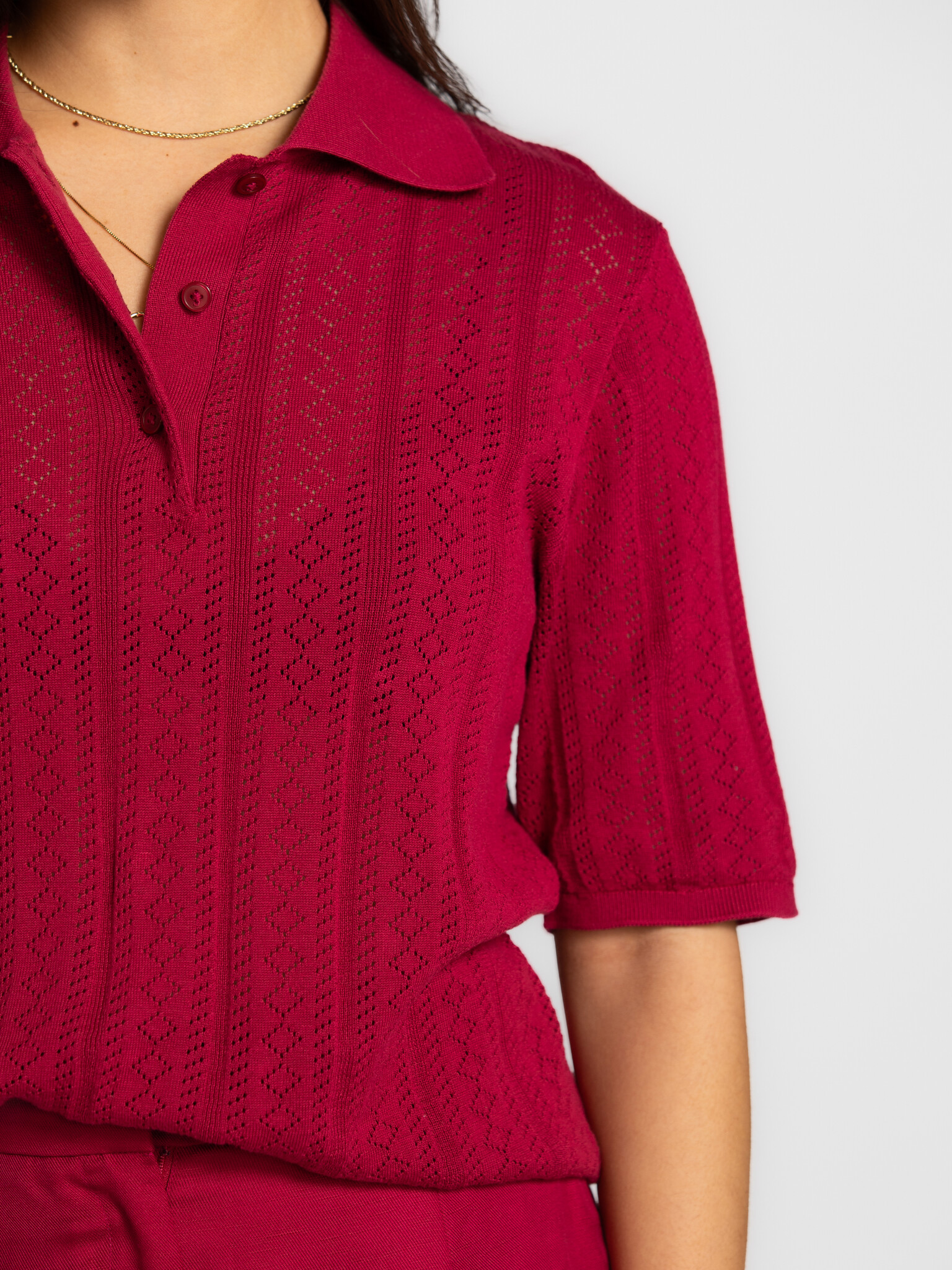 Selected  structure polo Toledo 4. Modern romance. De opengewerkte knit brengt detail en luchtigheid in het silhouet, ter...