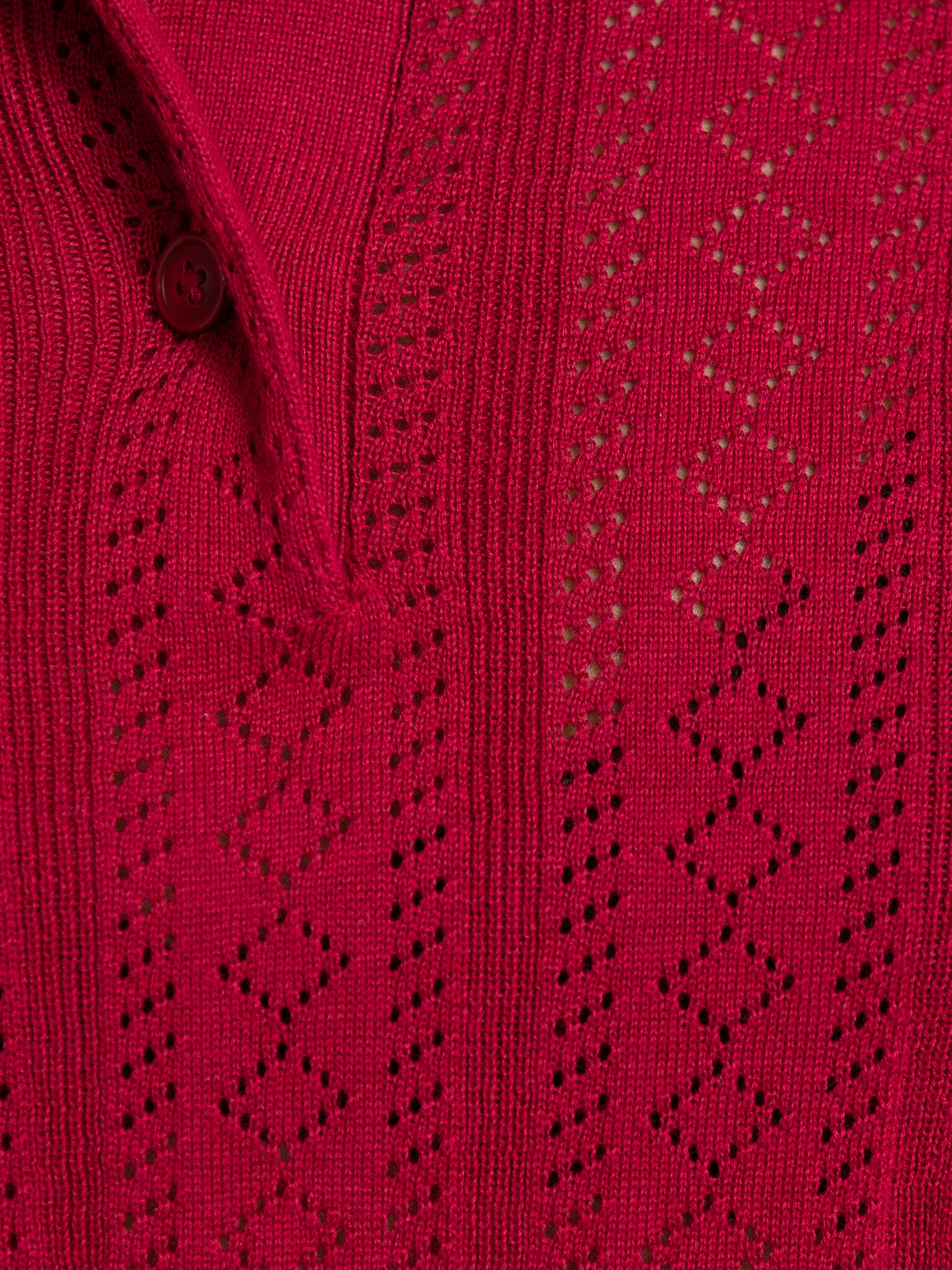 Selected  structure polo Toledo 6. Modern romance. De opengewerkte knit brengt detail en luchtigheid in het silhouet, ter...