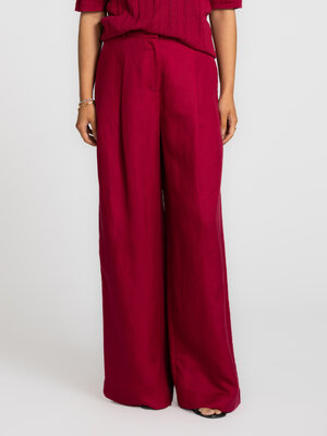 Trousers Lyra. A silhouette that speaks. The high waist subtly defines the shape, while the wide legs create elegant move...