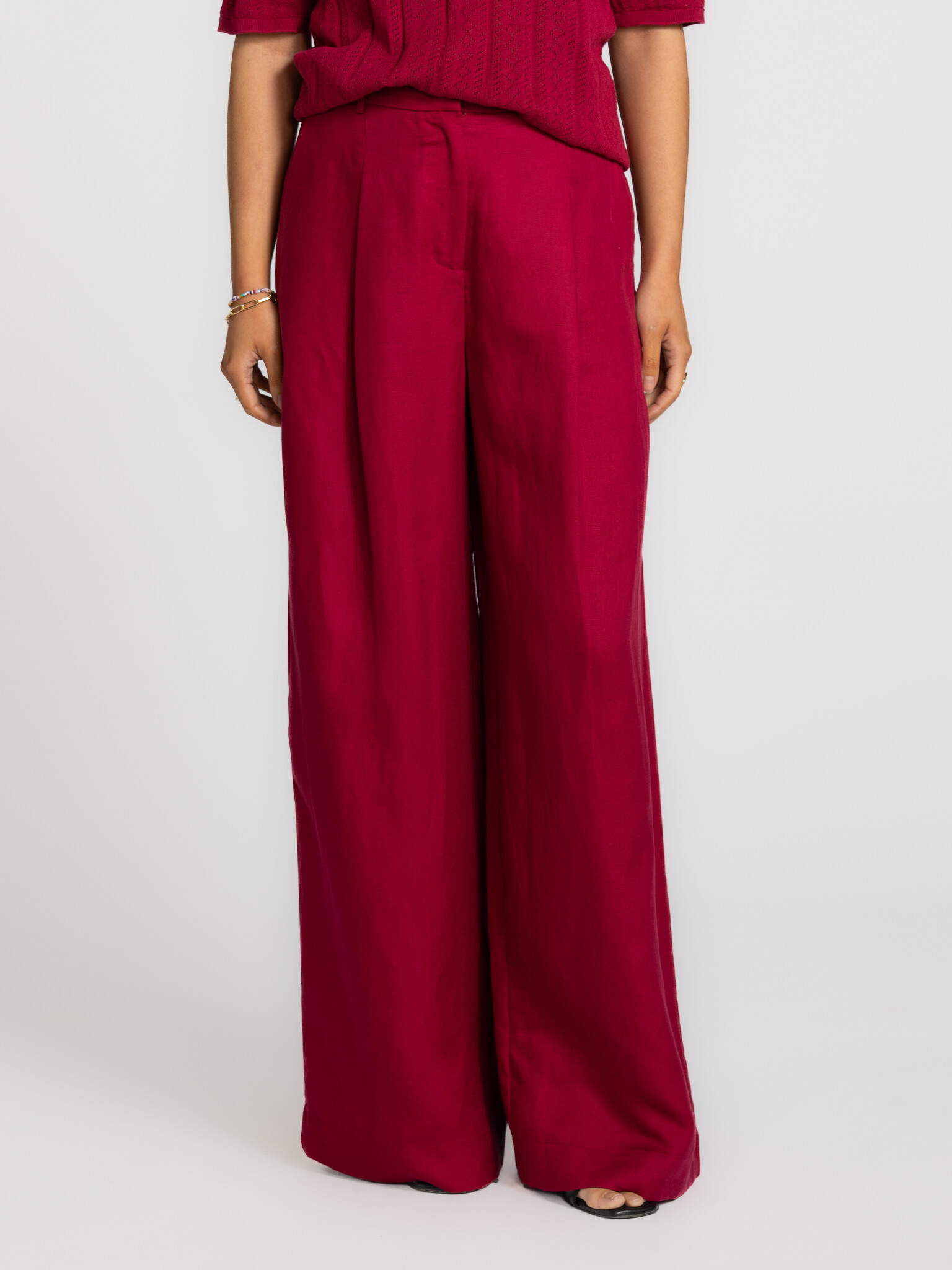 Selected wijde broek Lyra 1. Een silhouet dat spreekt. De hoge taille accentueert subtiel, terwijl de wijde pijpen voor e...