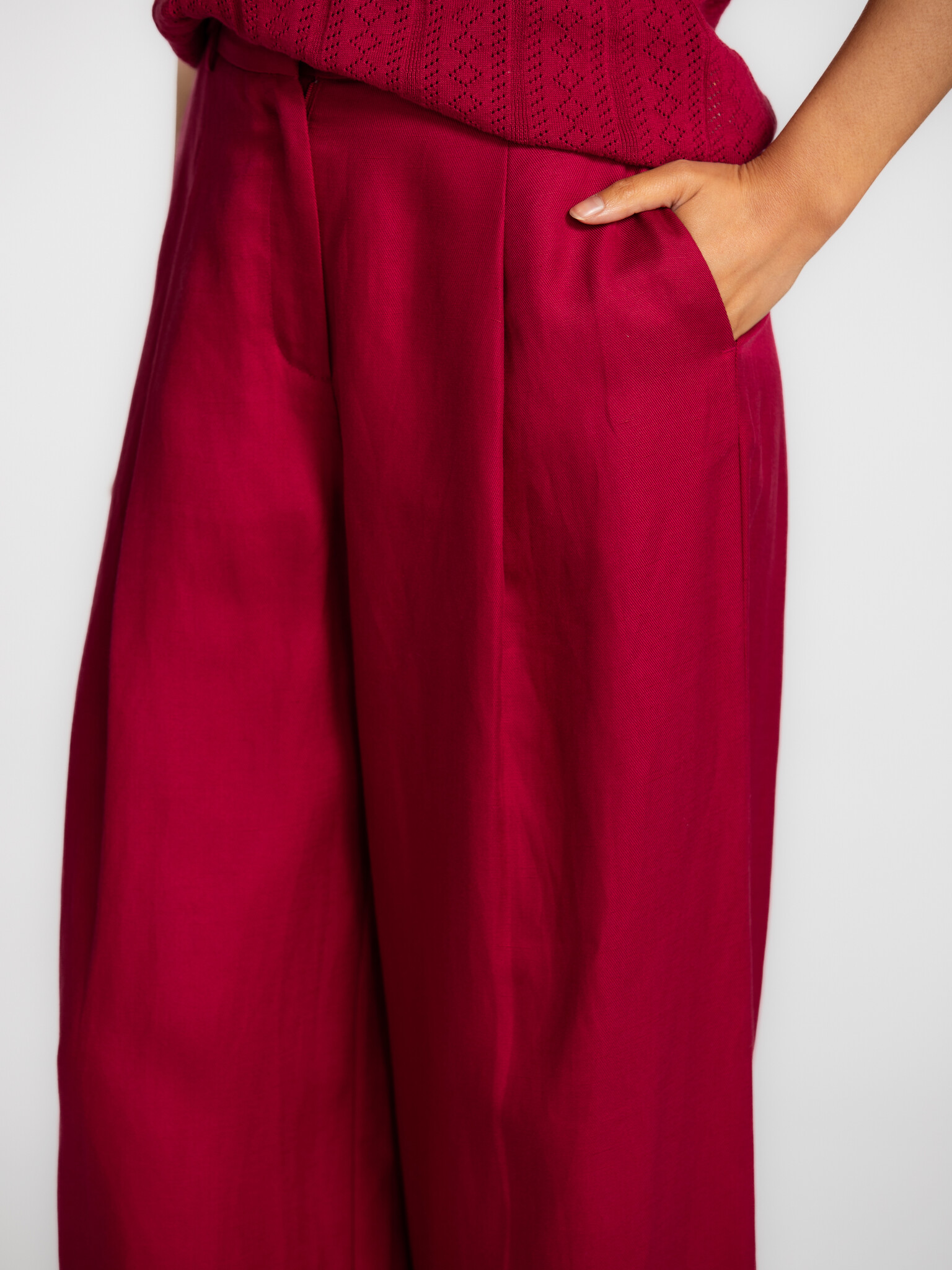 Selected wijde broek Lyra 4. Een silhouet dat spreekt. De hoge taille accentueert subtiel, terwijl de wijde pijpen voor e...