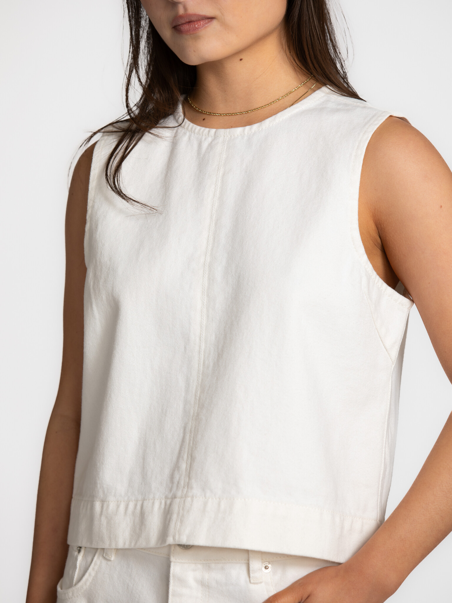 Les Soeurs sleeveless top Vera 4. Quiet elegance. This top combines a minimalist cut with a soft fabric. The sleeveless s...