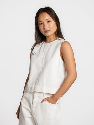 Top Vera. Quiet elegance. Ce top combine une coupe minimaliste avec un tissu à texture douce. La forme sans manches et le...