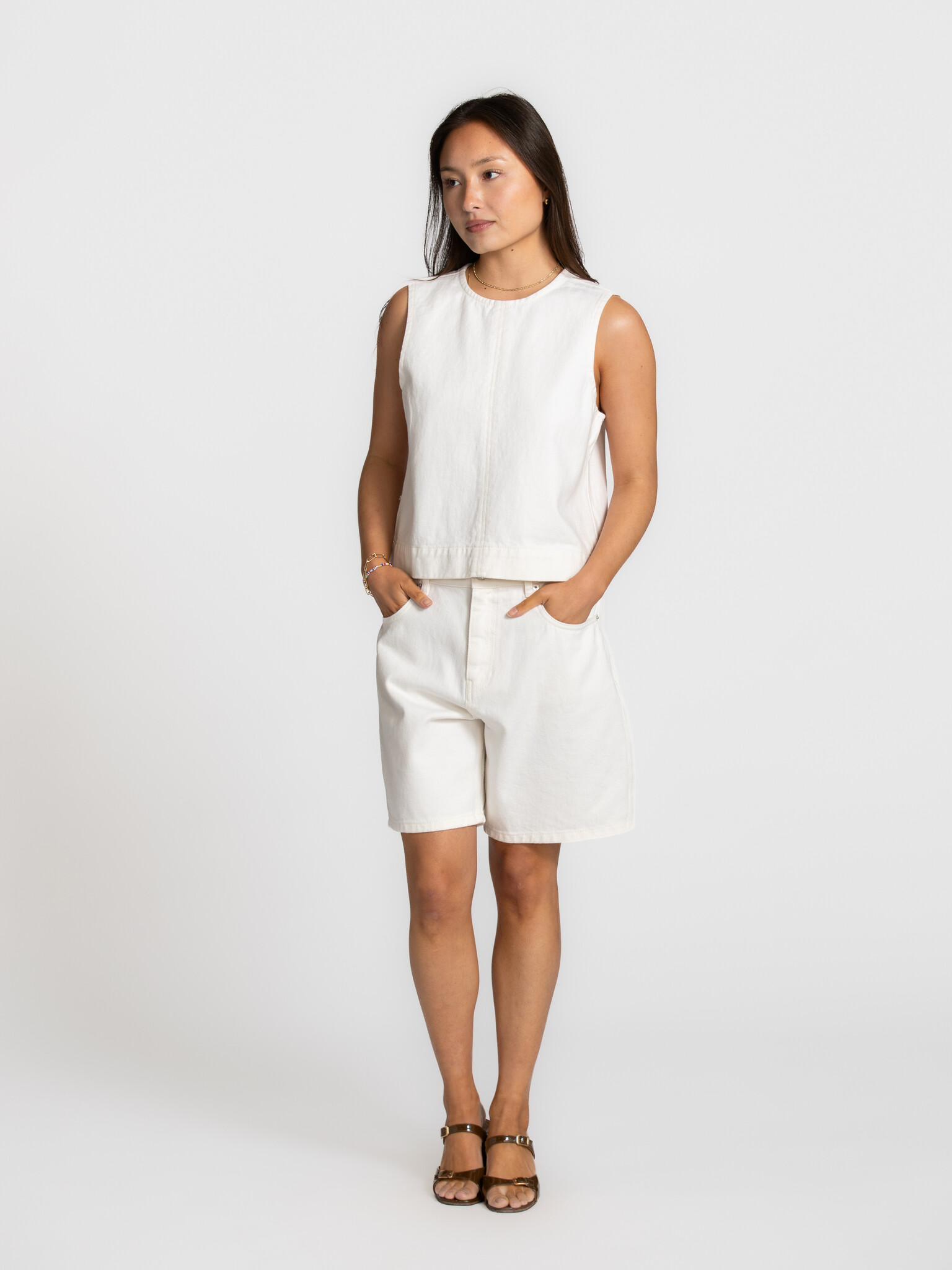 Les Soeurs bermuda Dixie 3. Summer denim. These bermuda shorts combine a relaxed fit with a timeless denim look. The slig...