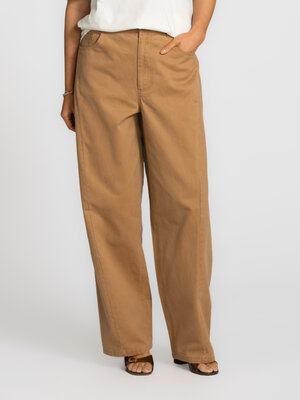 Trousers Owen. Desert ease. The relaxed fit and warm camel hue give these trousers a nonchalant feel. Modern in shape, co...